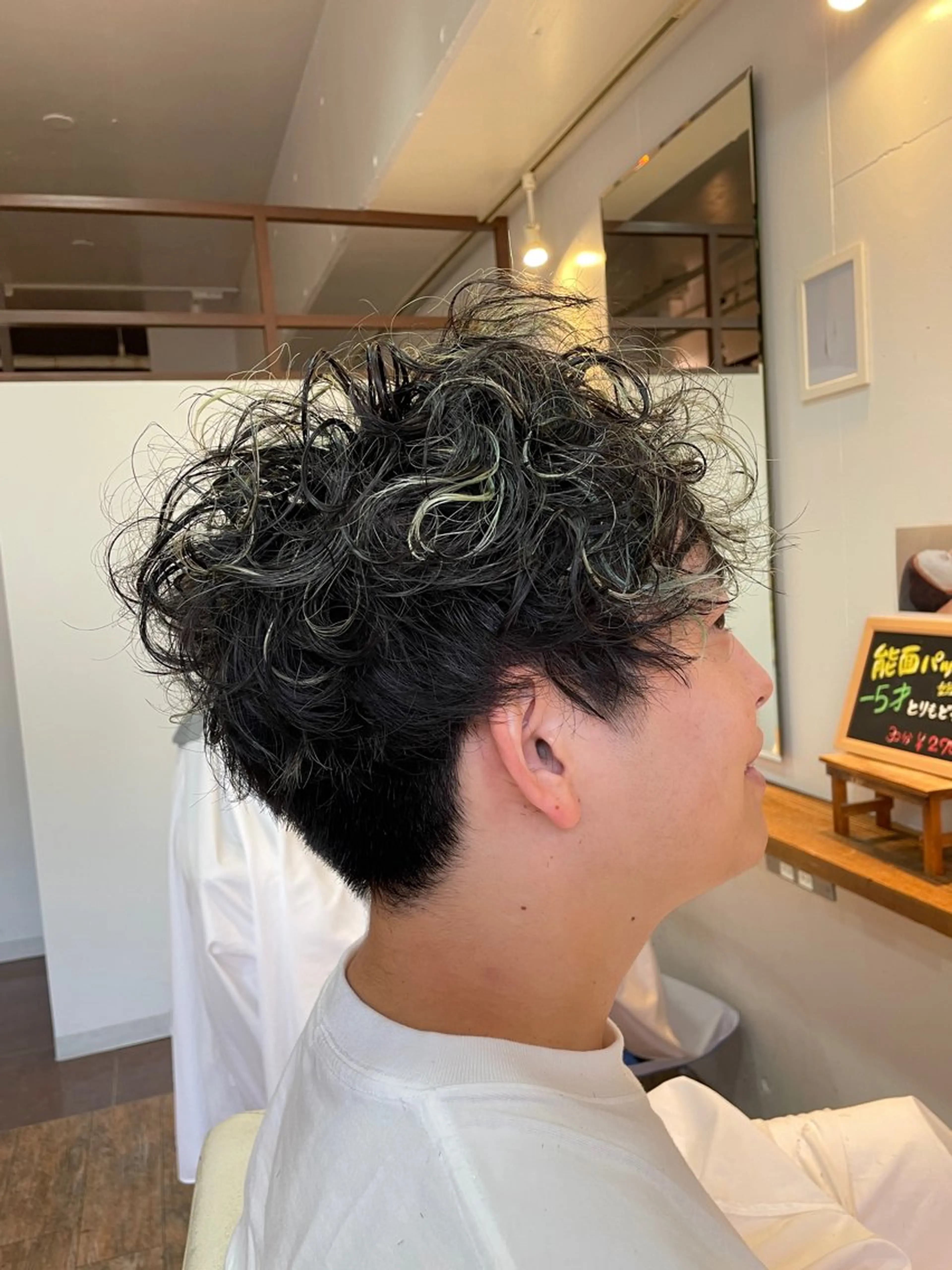 ミディアム パーマ メンズ ミディアムパーマ メンズハイライト メンズパーマ ハイライト カット パーマ 小山功陽 /メンズスタイルのヘアスタイル