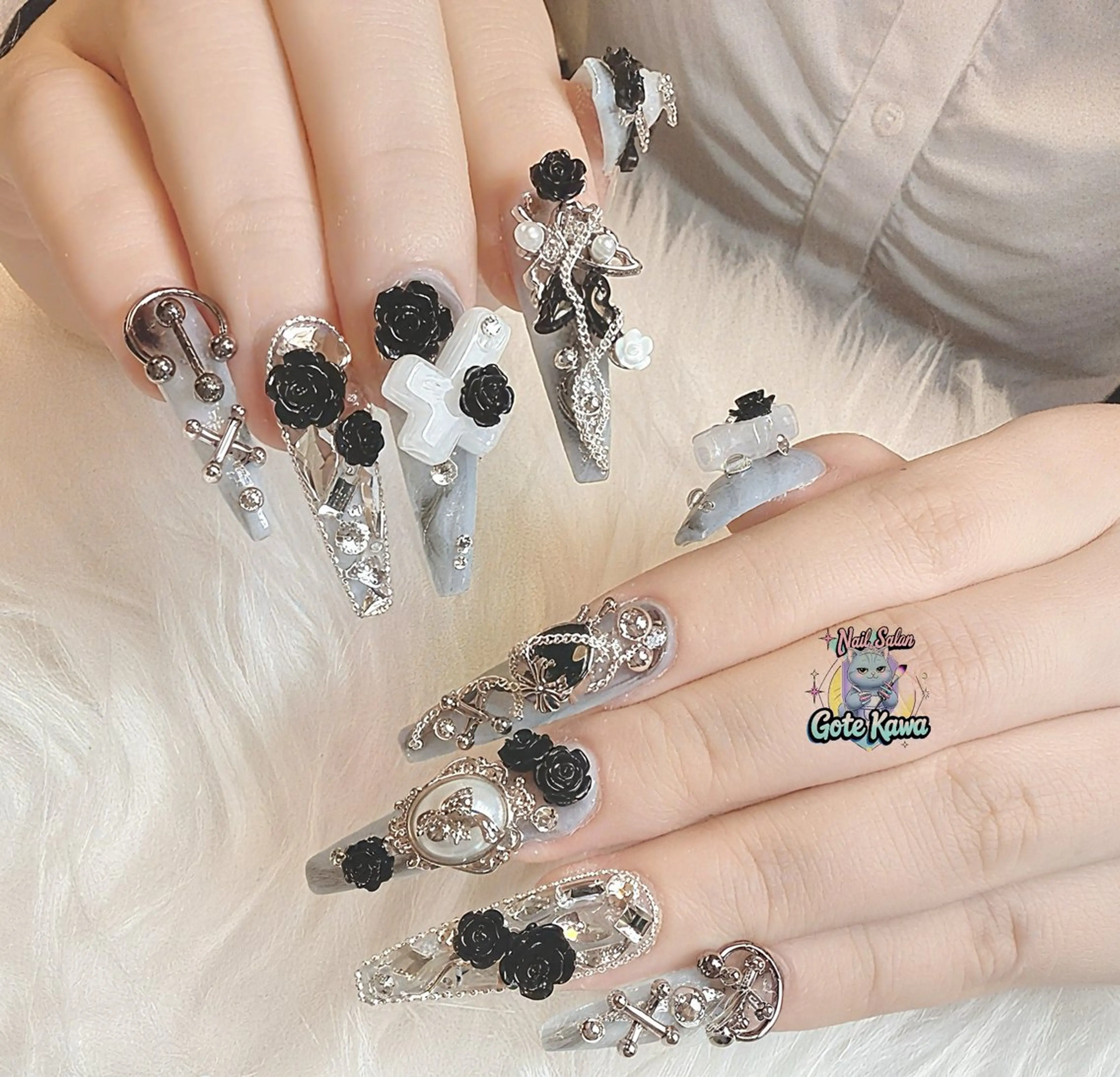ネイル キラキラネイル ロングネイル 持ち込み シルバー スーパーロングネイル ハンドネイル ハンドケア Gote Kawa nail salonのネイルデザイン