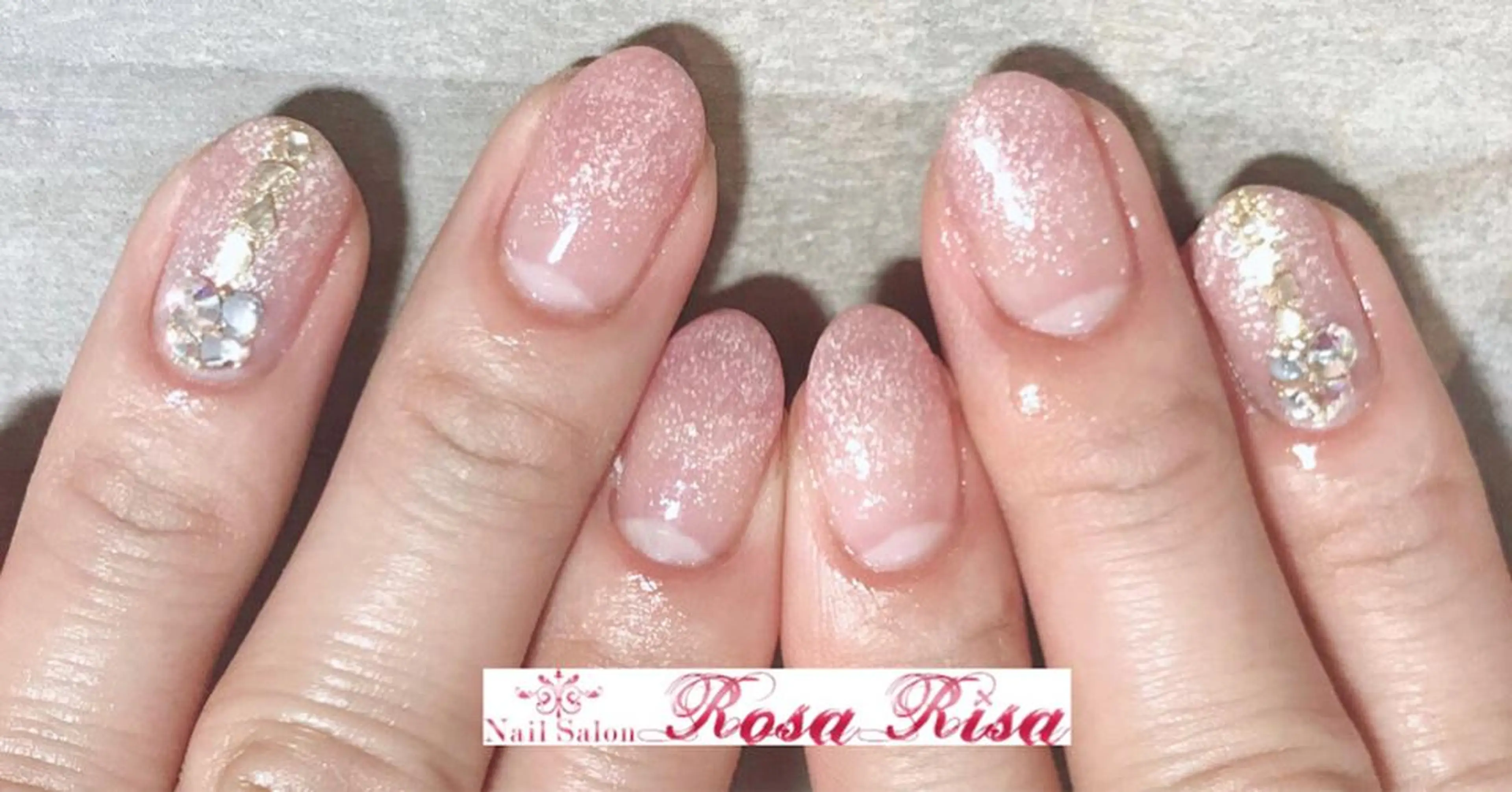 ミディアム ネイル キラキラネイル ネイルスタジオ シェイクユアハンズのネイルデザイン