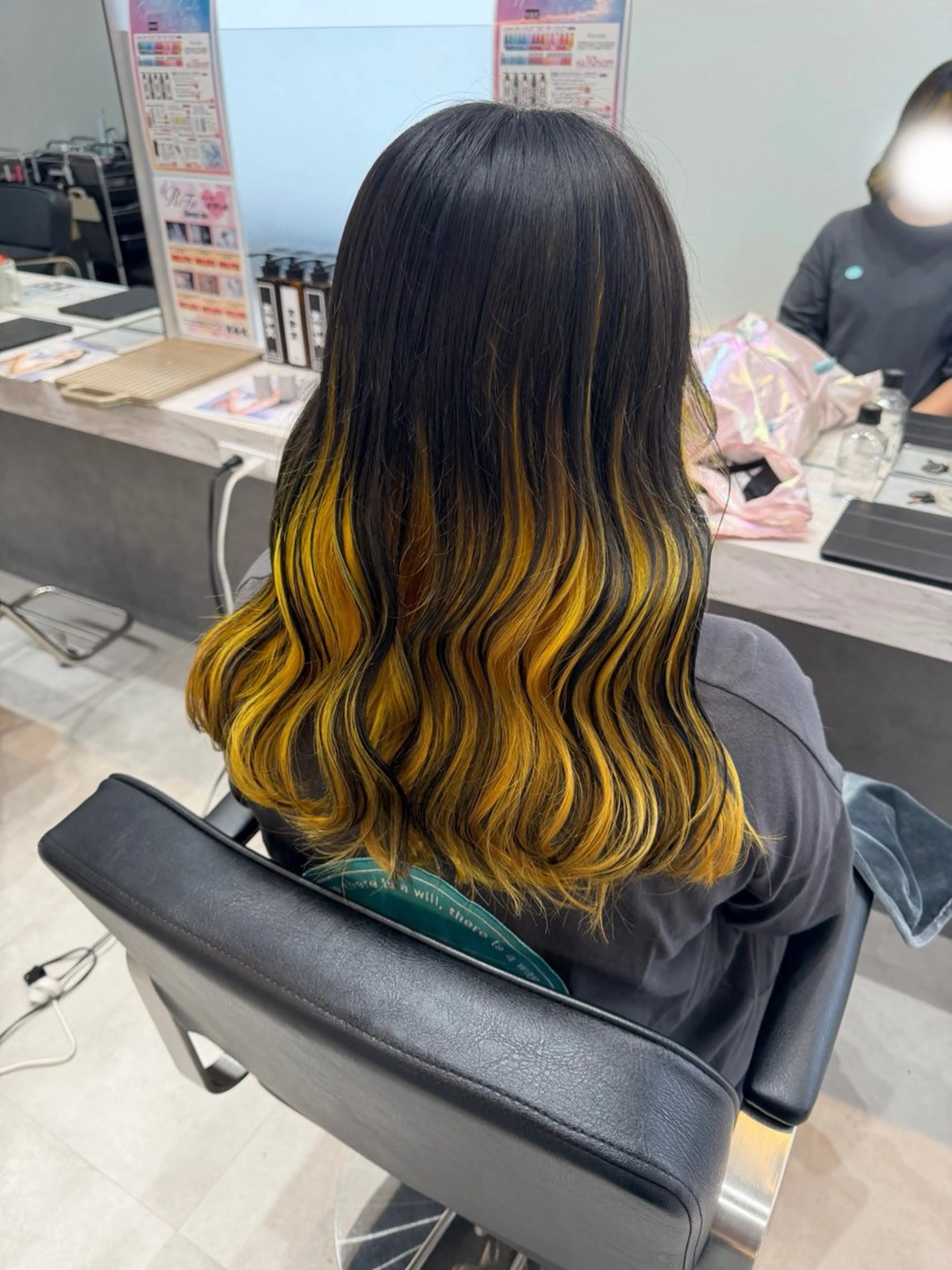 セミロング カラー 岡田 詠のヘアスタイル