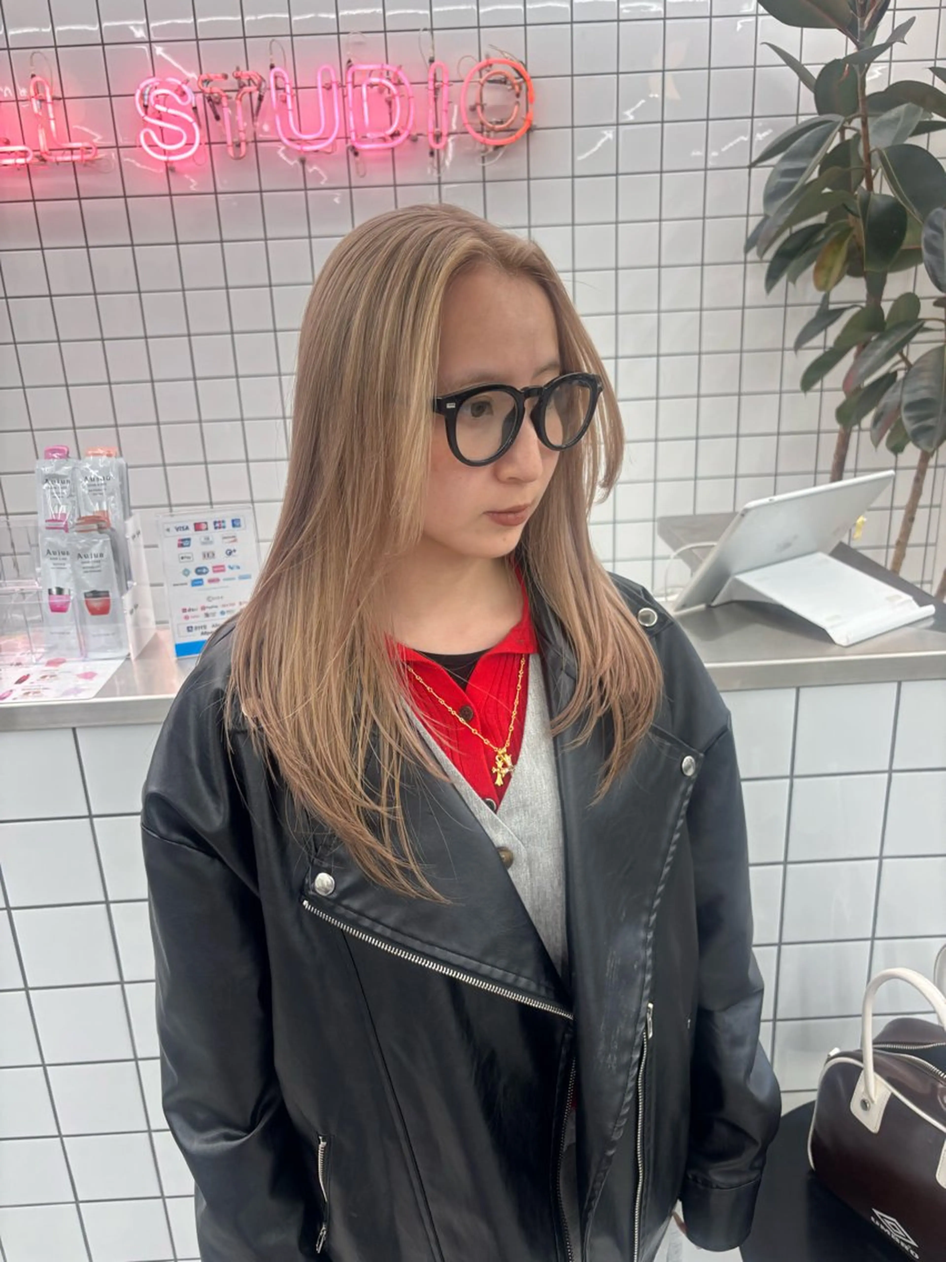 ロング カラー ベージュカラー ブリーチ ミルクティーベージュ カット ヘアカラー 夕羽夢🍓矢場/ 透明感カラーのヘアスタイル