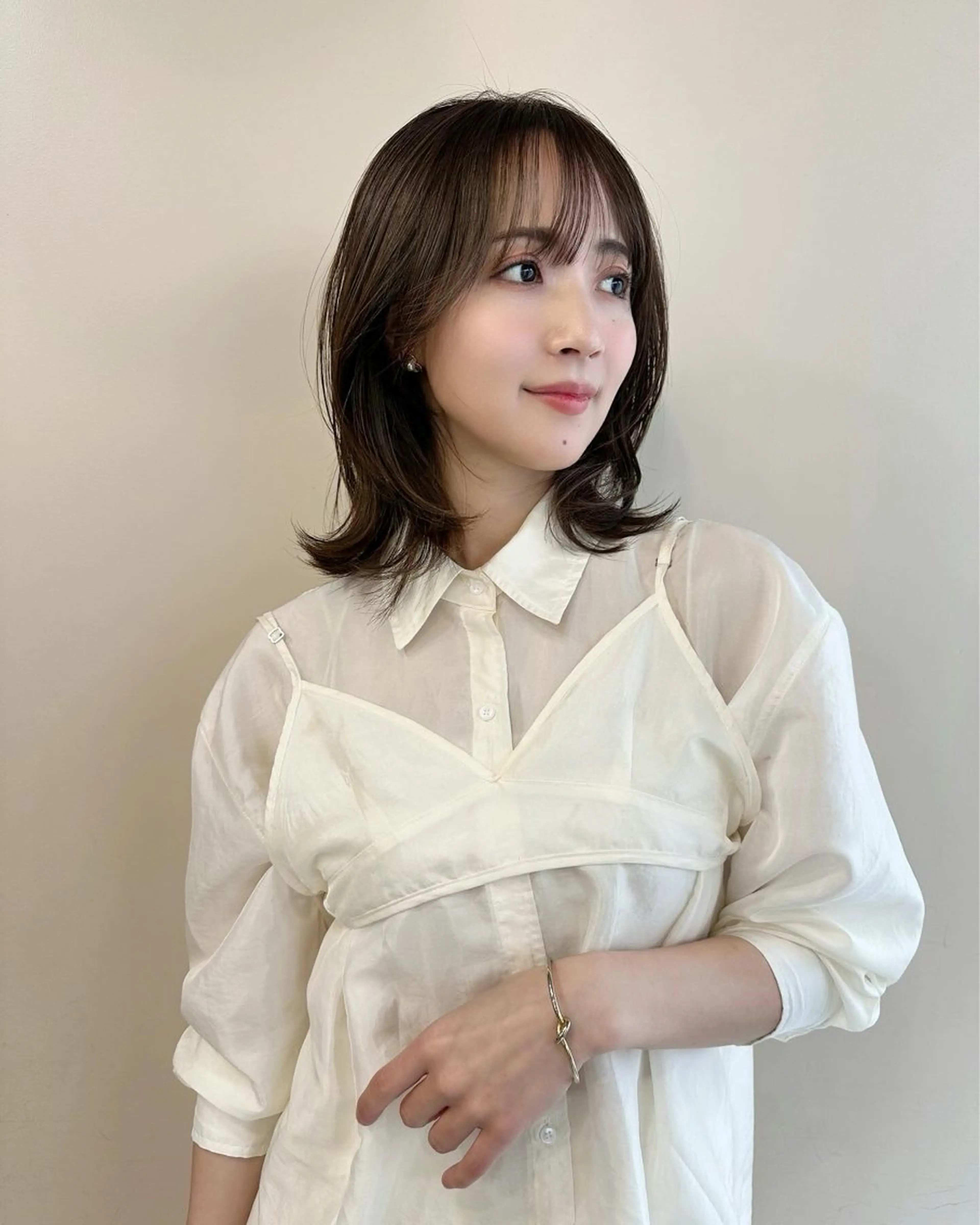 ミディアム くびれヘア くびれレイヤー レイヤーカット 鎌倉 彩のヘアスタイル