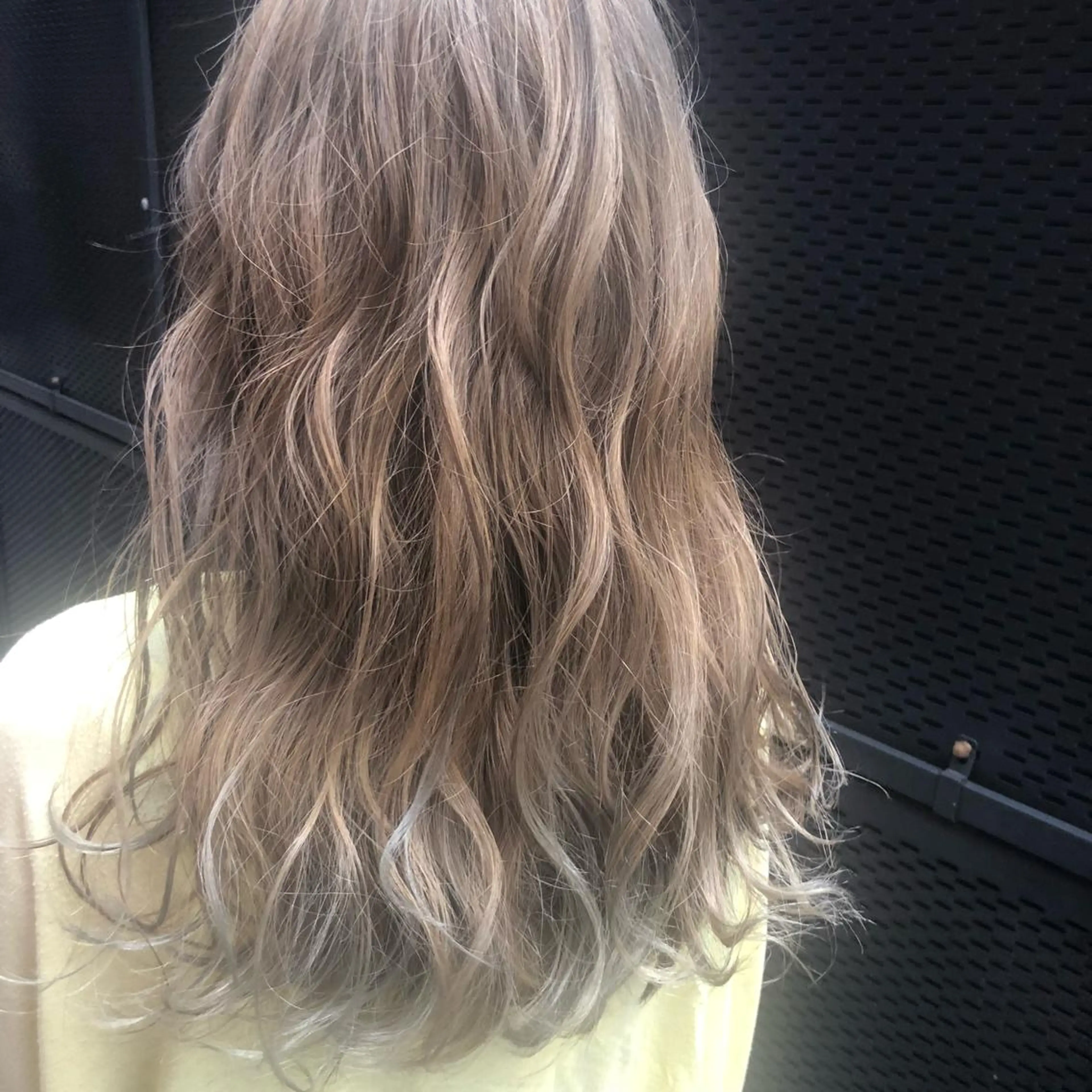 セミロング カラー ベージュカラー ブリーチ グレージュ 髪質改善、エクステ 山口卓哉のヘアスタイル