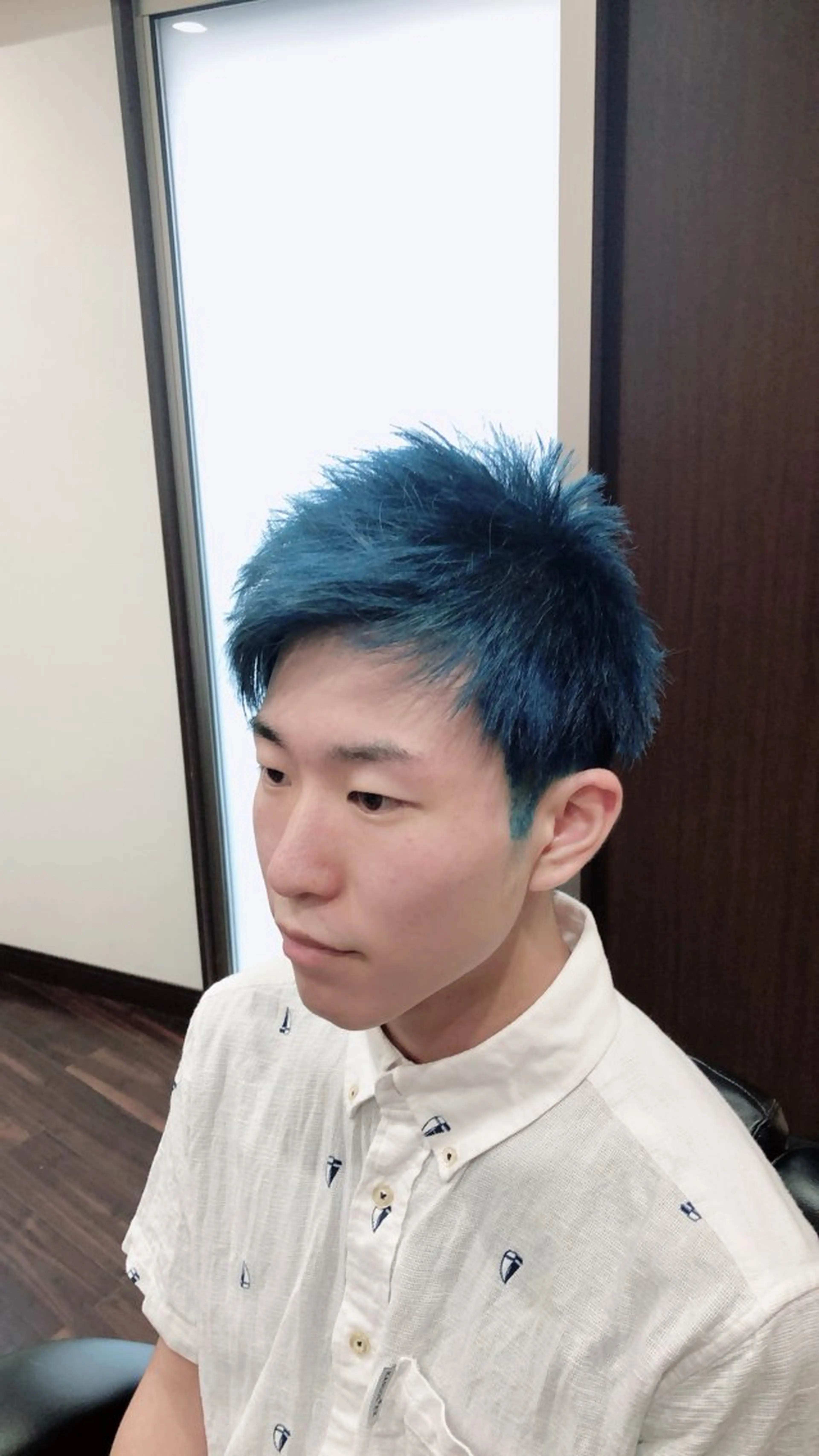 ショート カラー メンズ メンズハイトーン メンズショート ブルーカラー 透明感カラー ハイトーンカラー 早川 太貴のヘアスタイル