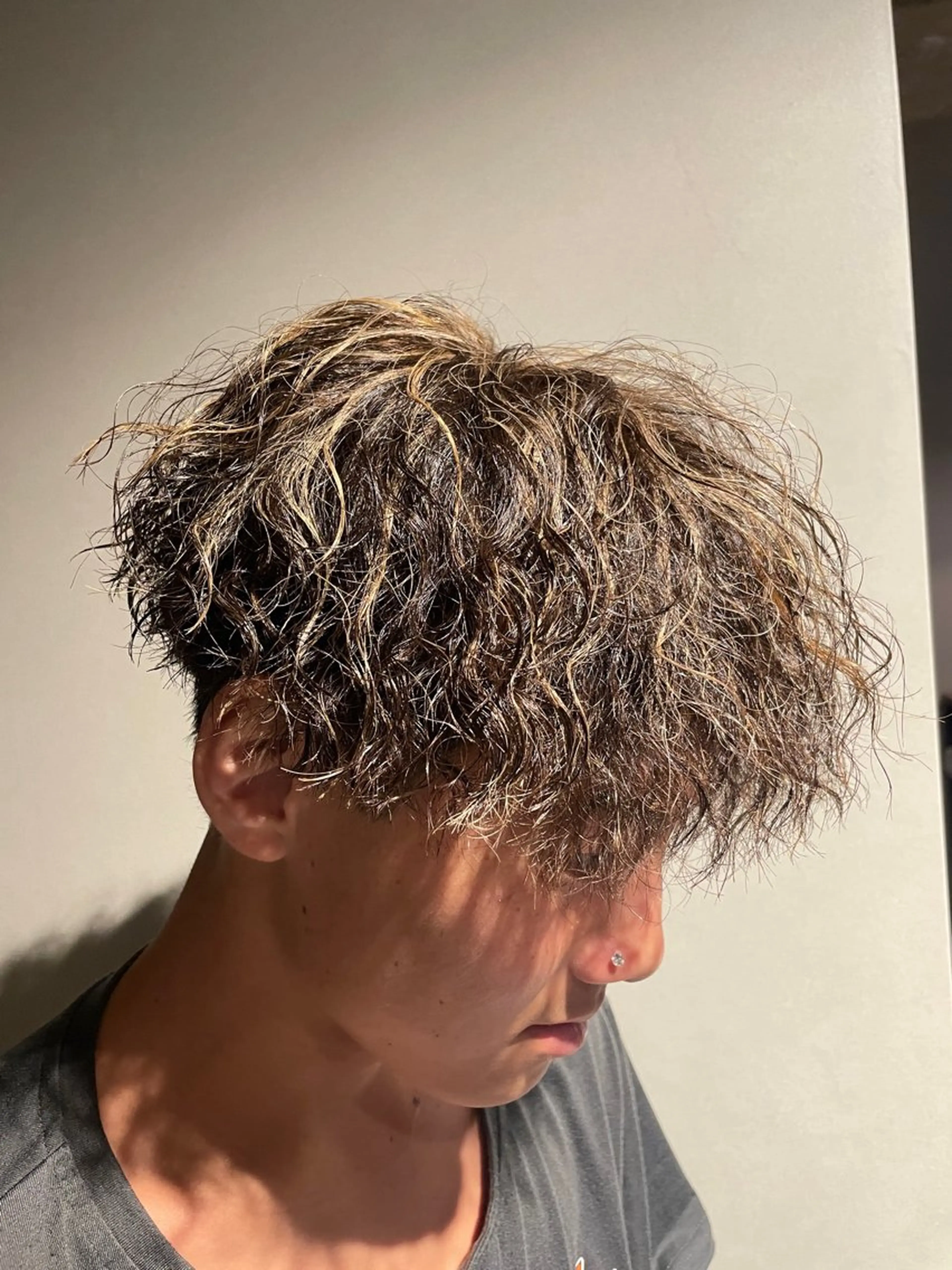 メンズ センターパート メンズハイトーン マッシュウルフ マッシュ メンズパーマ メンズヘア/岩舘 真斗のヘアスタイル