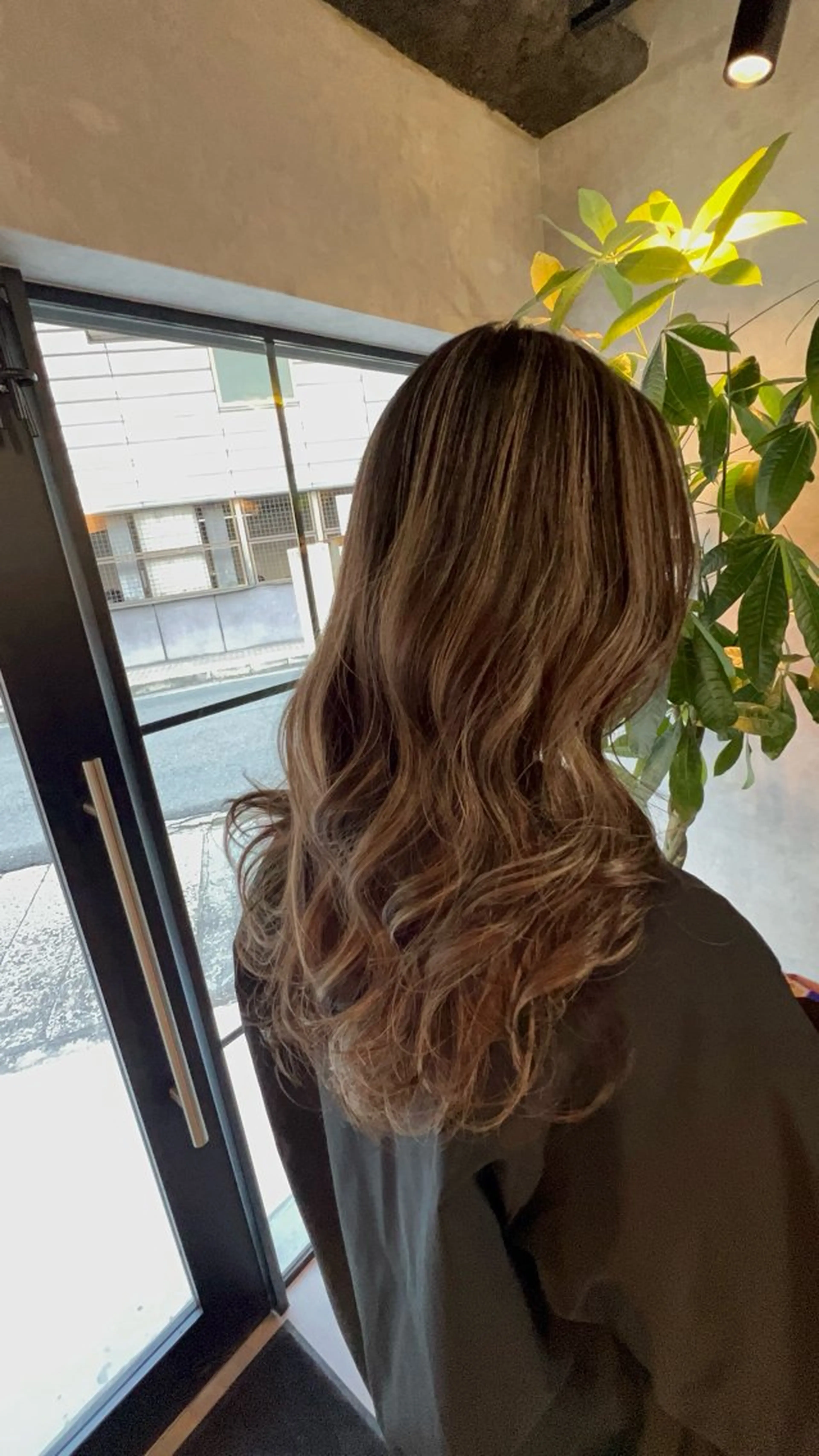 ロング motoトップカラー リスト/ブリーチカラのヘアスタイル