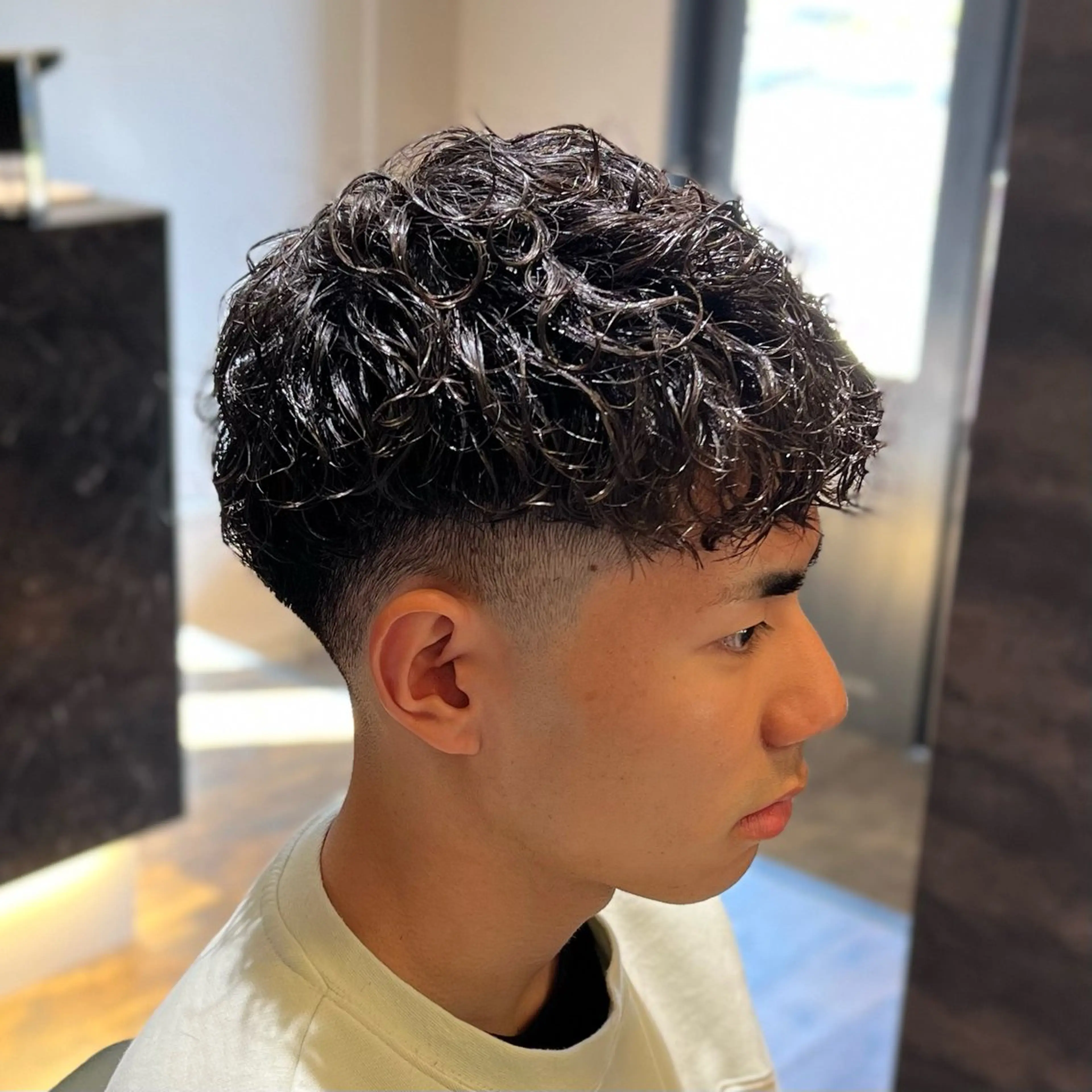 ショート パーマ メンズ フェードカット スキンフェード スペインカール ショートヘア カット パーマ 久保 貴大のヘアスタイル