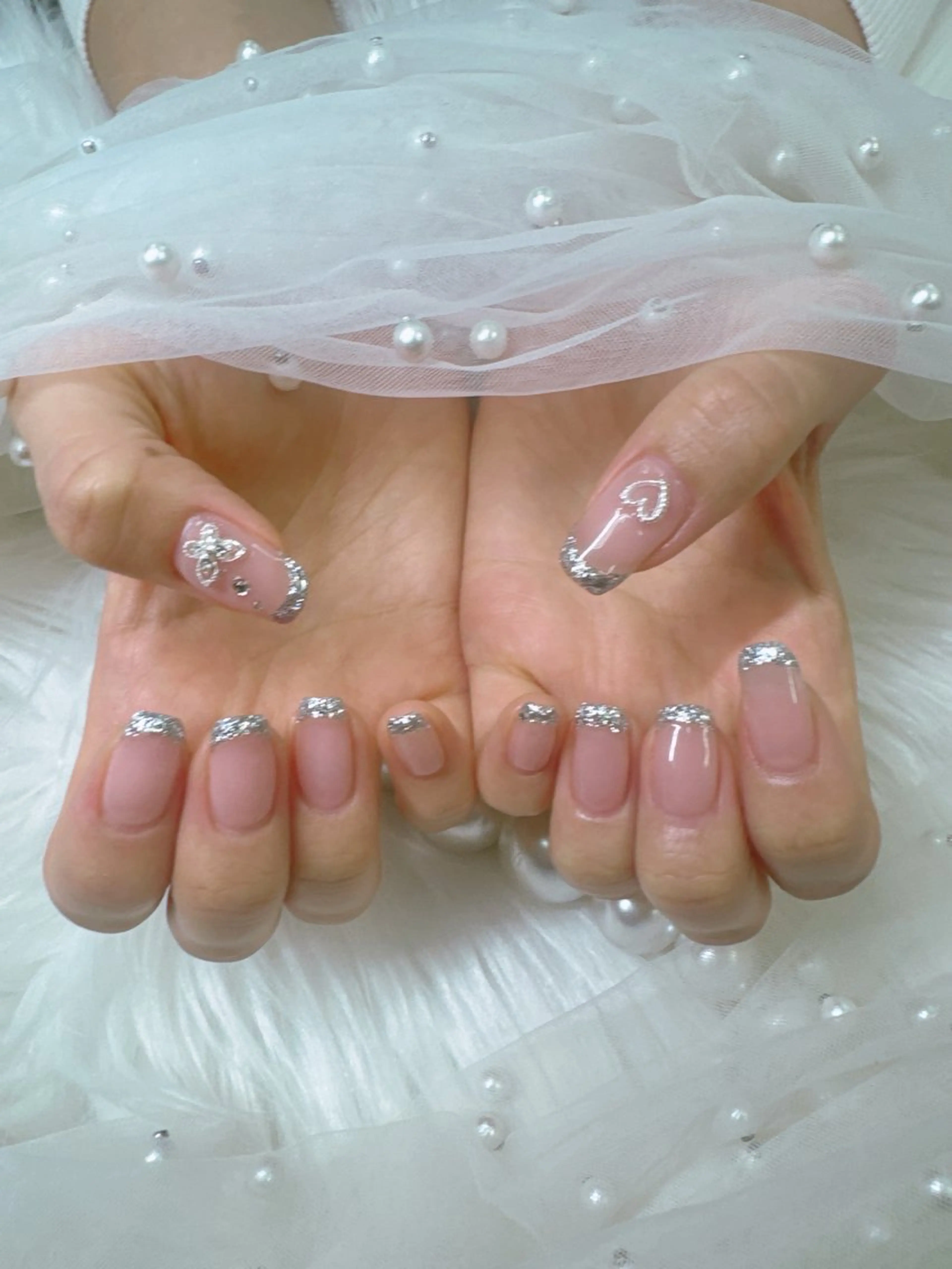 ネイル アートネイル ドット フレンチネイル ガラスフレンチ キラキラネイル ハンドネイル Queeens nailのネイルデザイン