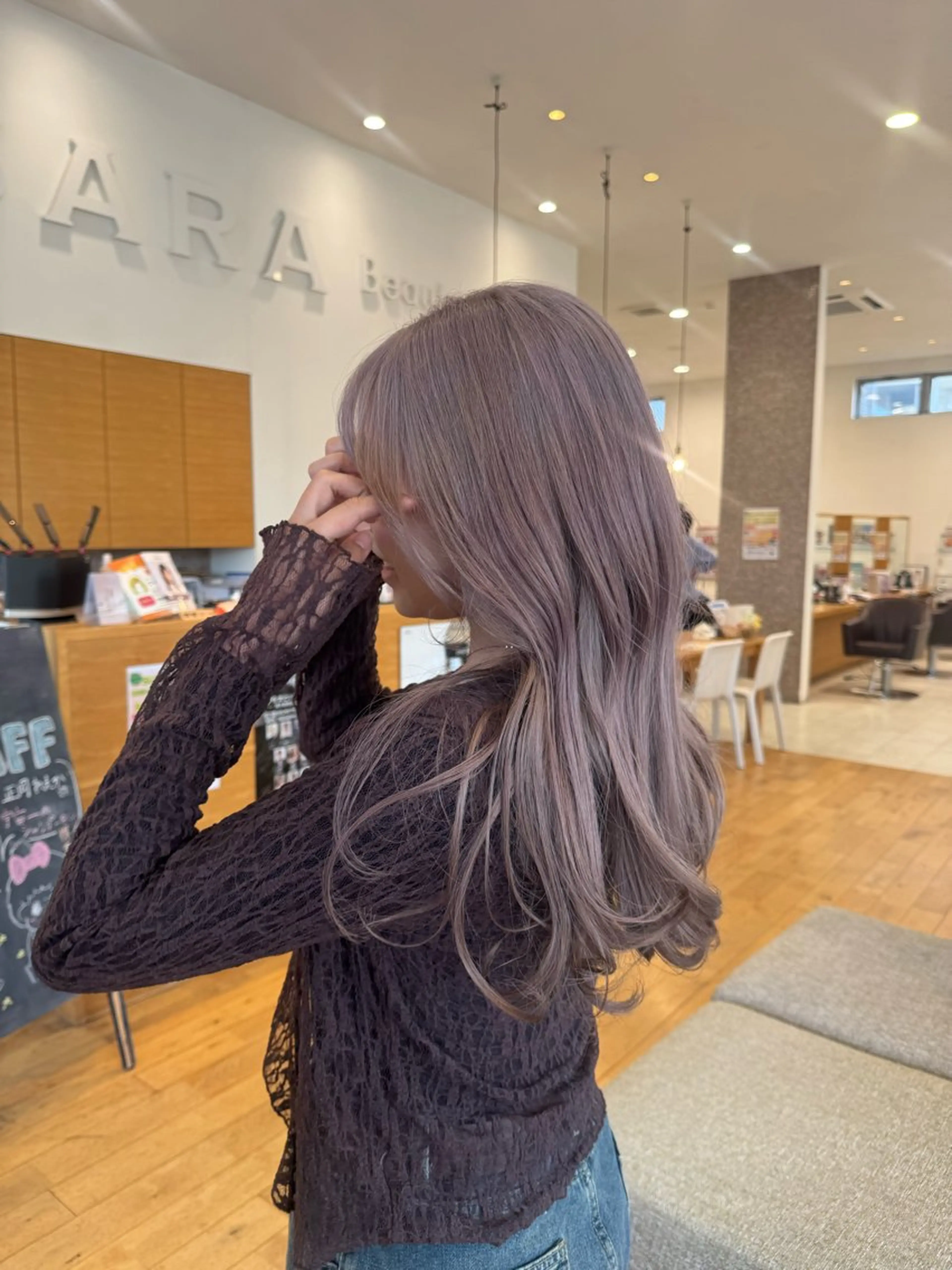ロング カラー ラベンダーカラー 御厨 夏芽のヘアスタイル