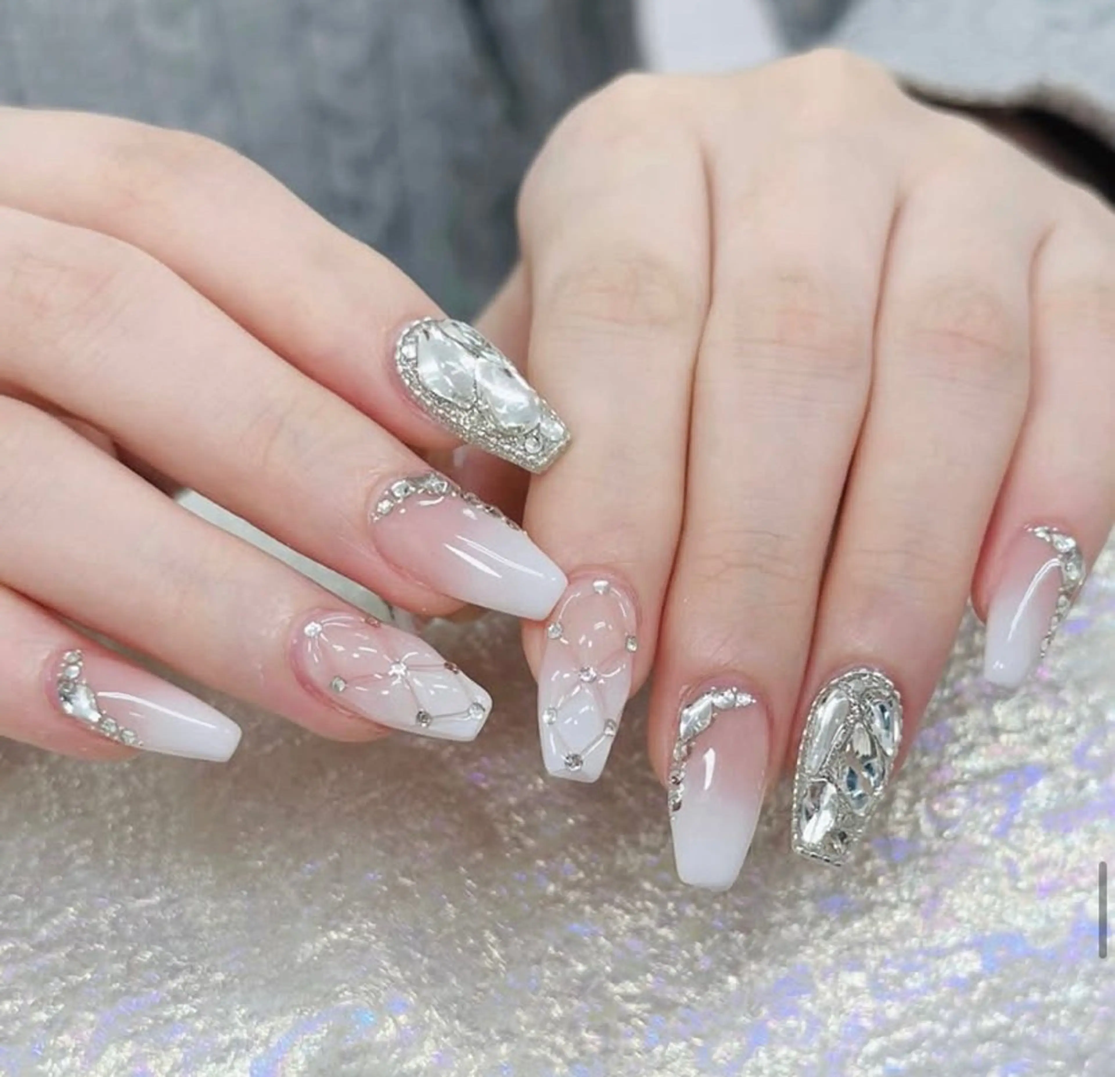 ネイル Hin Nailsのネイルデザイン