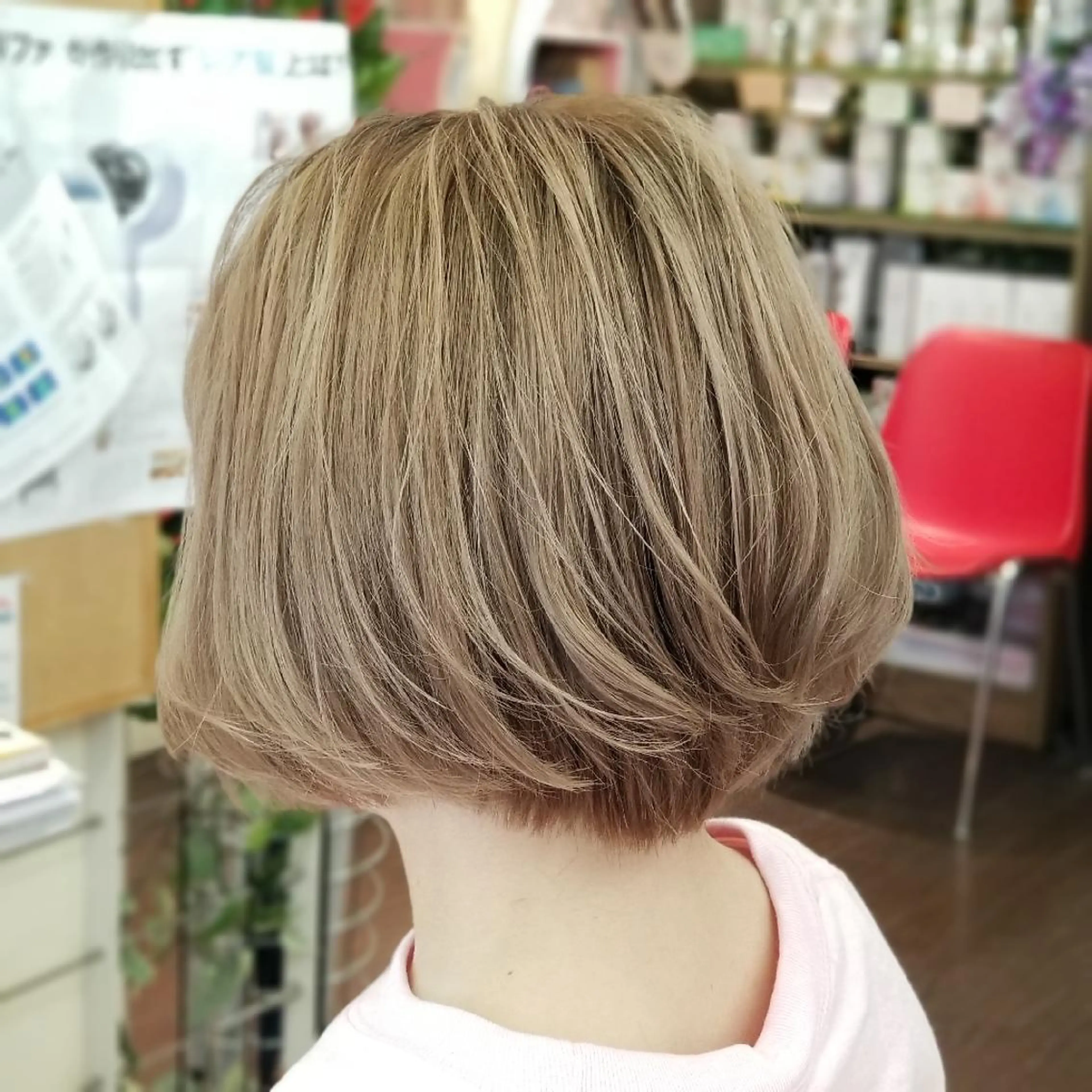 ショート カラー ベージュカラー ブリーチ ミルクティーベージュ ショートヘア ヘアカラー 植田 /エクステ /ブリーチ/髪質改善のヘアスタイル