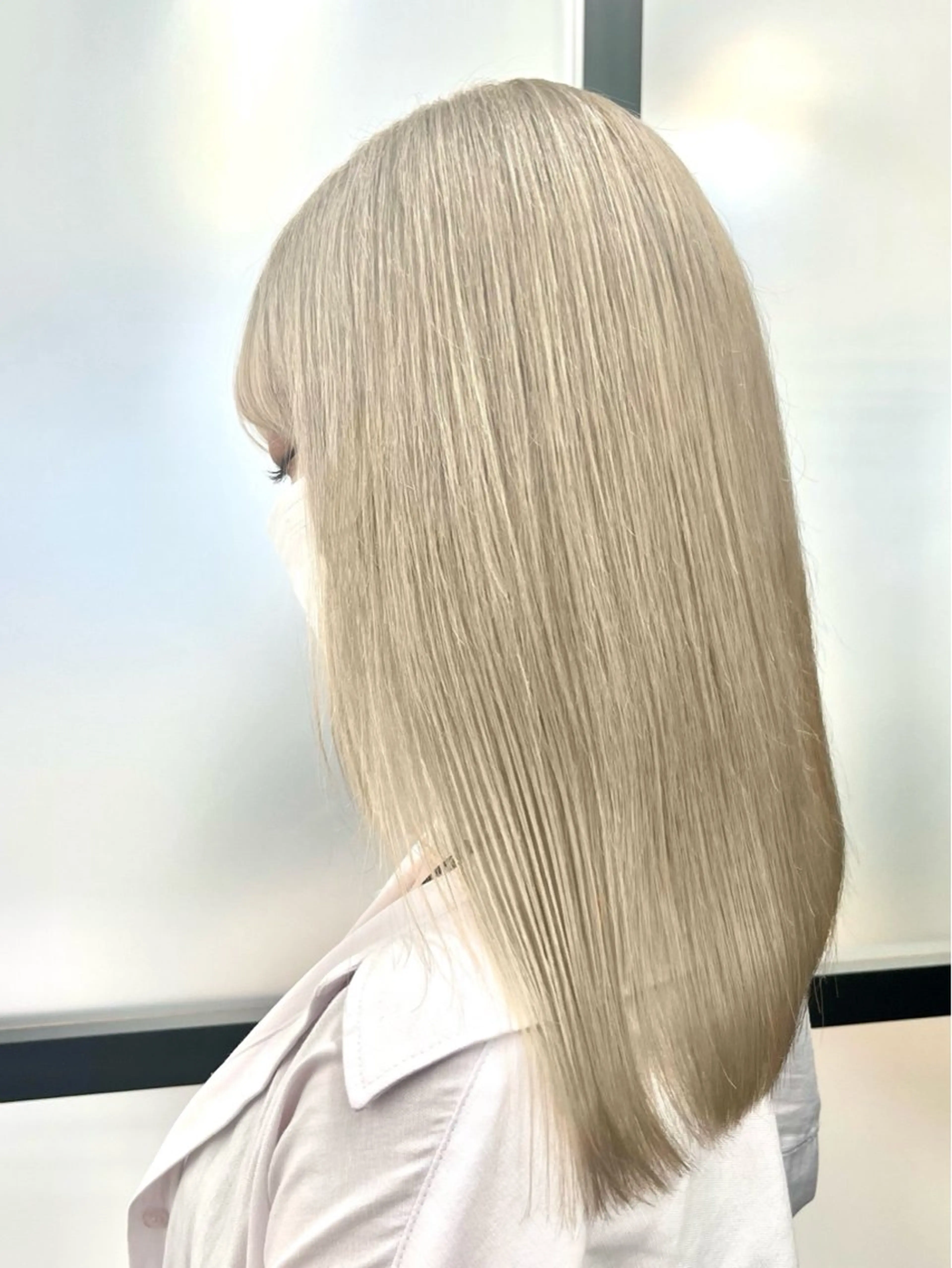 セミロング カラー ベージュカラー ブリーチ ダブルカラー ホワイトベージュ 𝑺𝒂𝒌𝒊 🩶マンツーマン施術のヘアスタイル