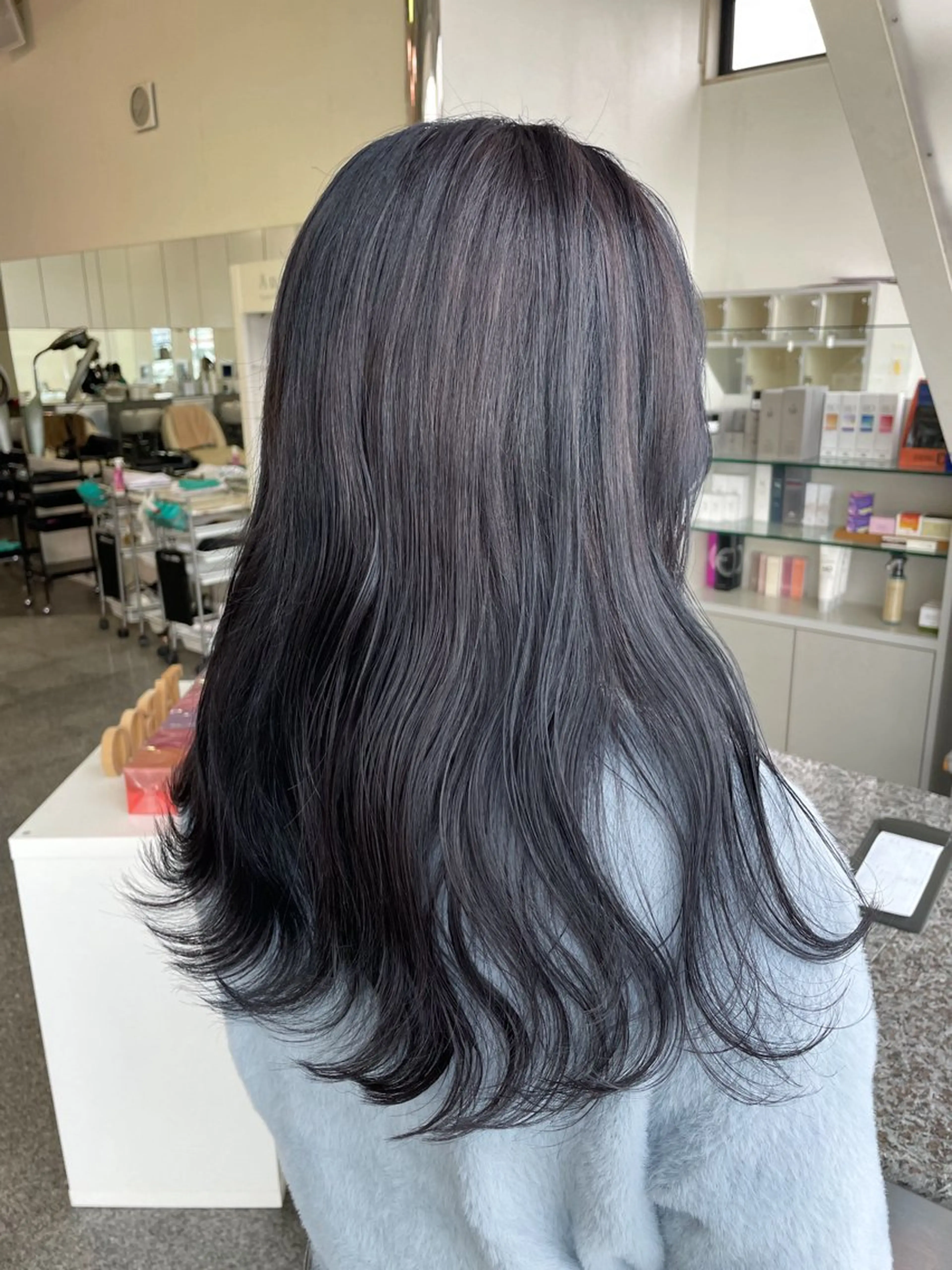 セミロング カラー アッシュ ブリーチ ブルーカラー ブルーアッシュ ブリーチなしカラー ハイトーン/ブリーチ 🤍足立里湖のヘアスタイル