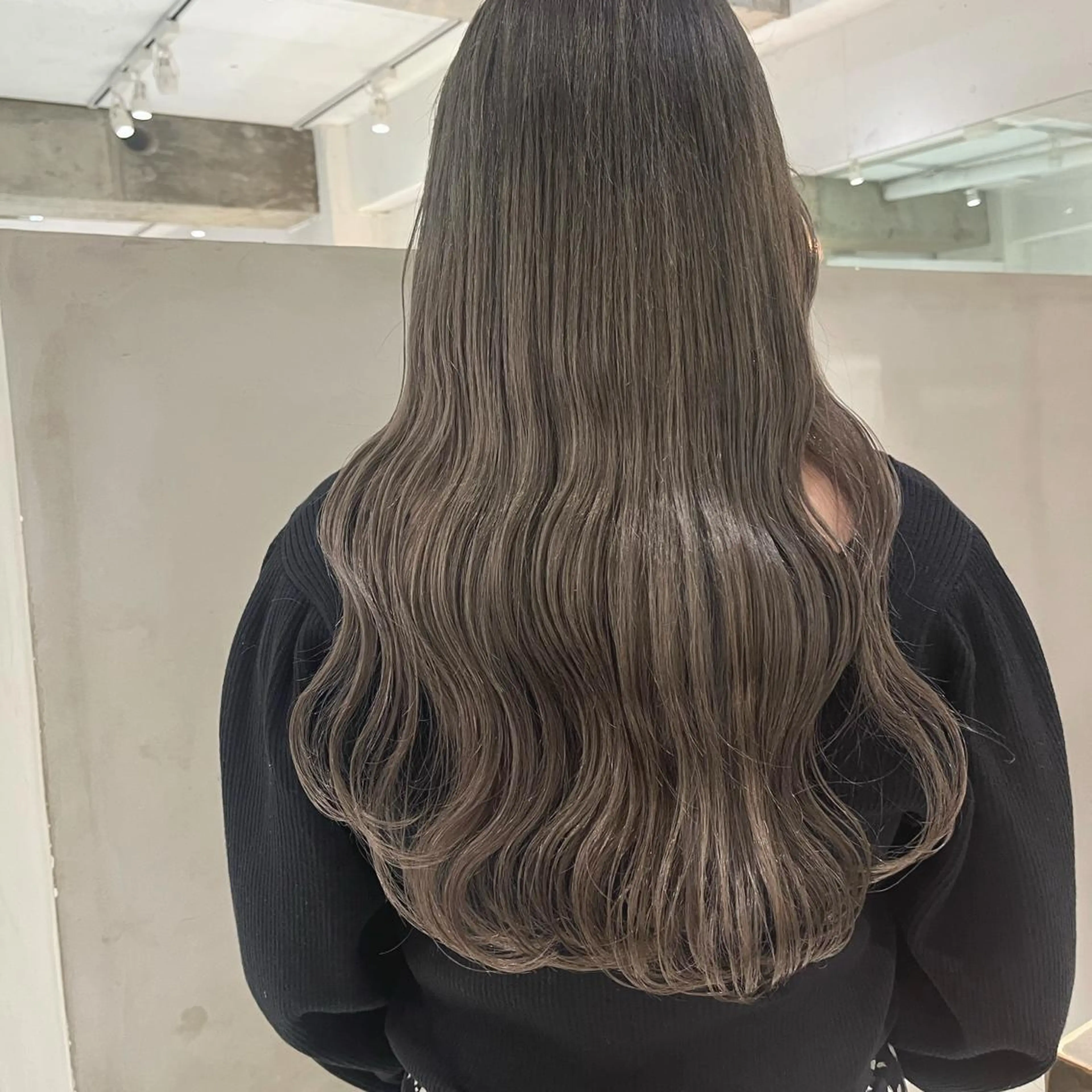 ロング カラー 透明感カラー ダブルカラー グレージュ ハイトーンカラー シルバー ヘアカラー トリートメント ヘッドスパ ヘアセット カジュアルを女っぽく 𝗮𝘆𝗮𝗰𝗼のヘアスタイル