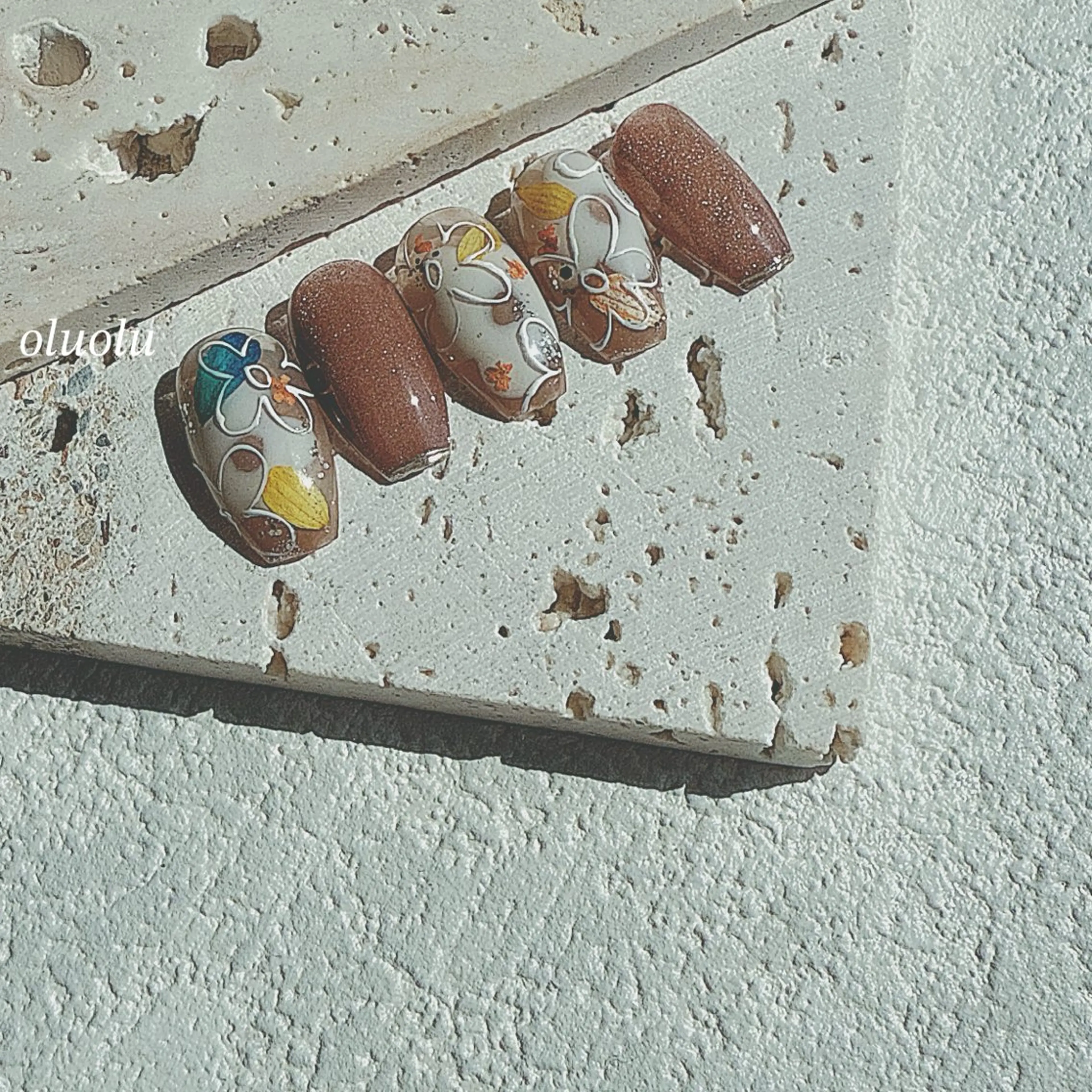 ネイル アートネイル ブラウン フラワーネイル フットネイル ニュアンスネイル ハンドネイル 大村 紬華のネイルデザイン