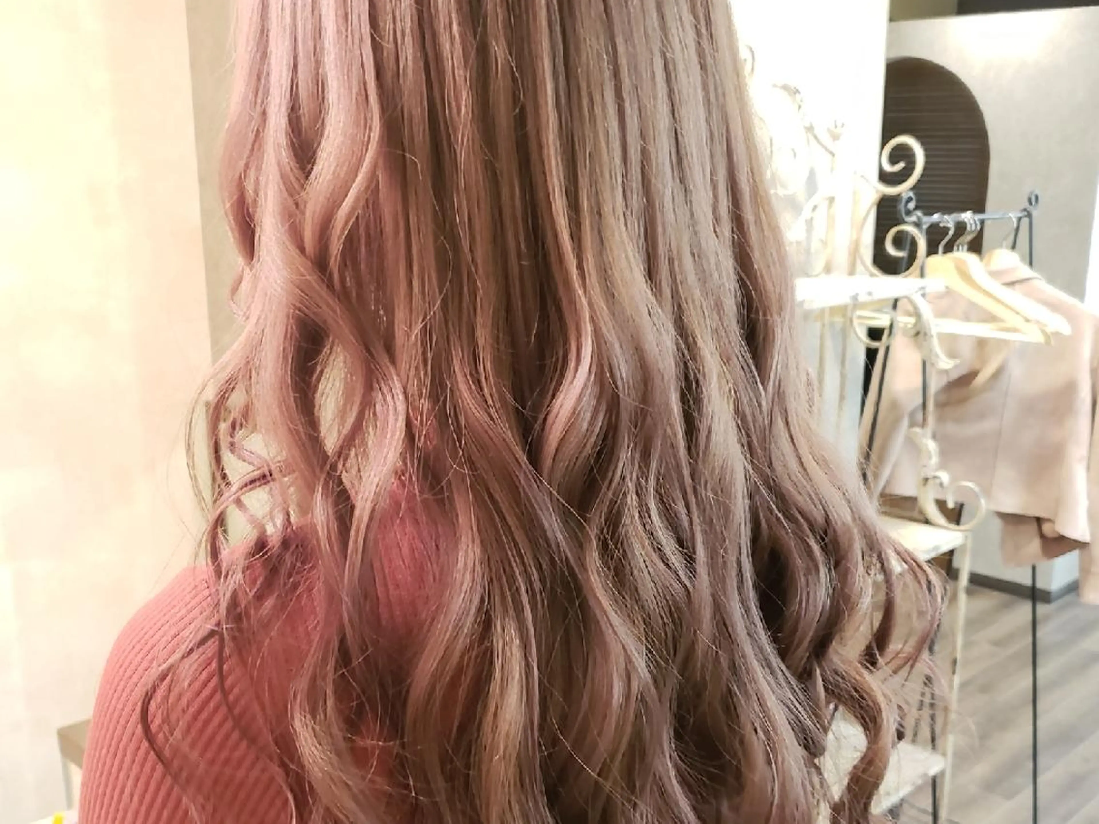 ロング カラー ベージュカラー ブリーチ Magic Mush のヘアスタイル