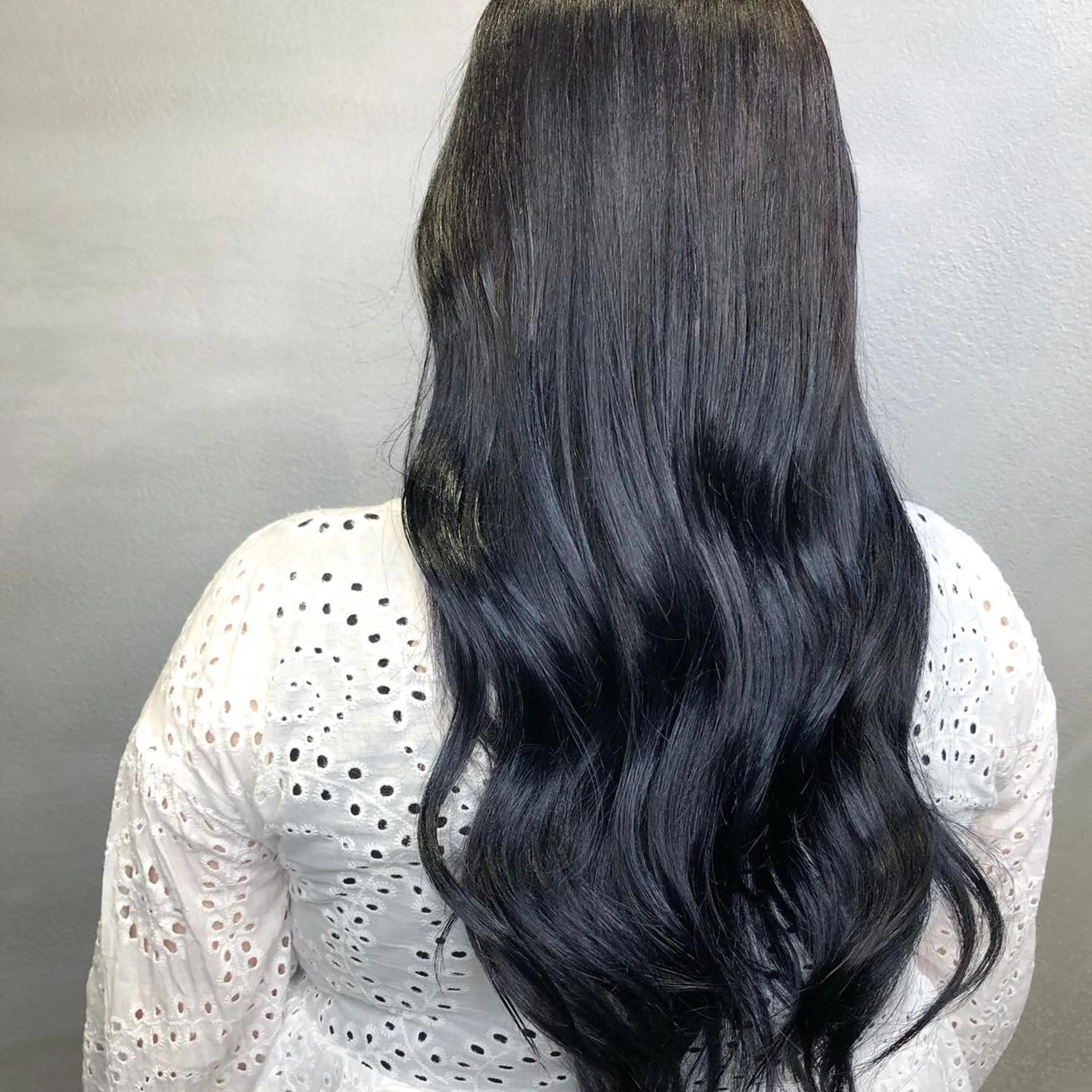 ロング カラー 黒髪 ブルーカラー ブルーブラック 透明感カラー グラデーションカラー ヘアカラー トリートメント edge.所属・くまがい みゆ【edge.】のヘアスタイル