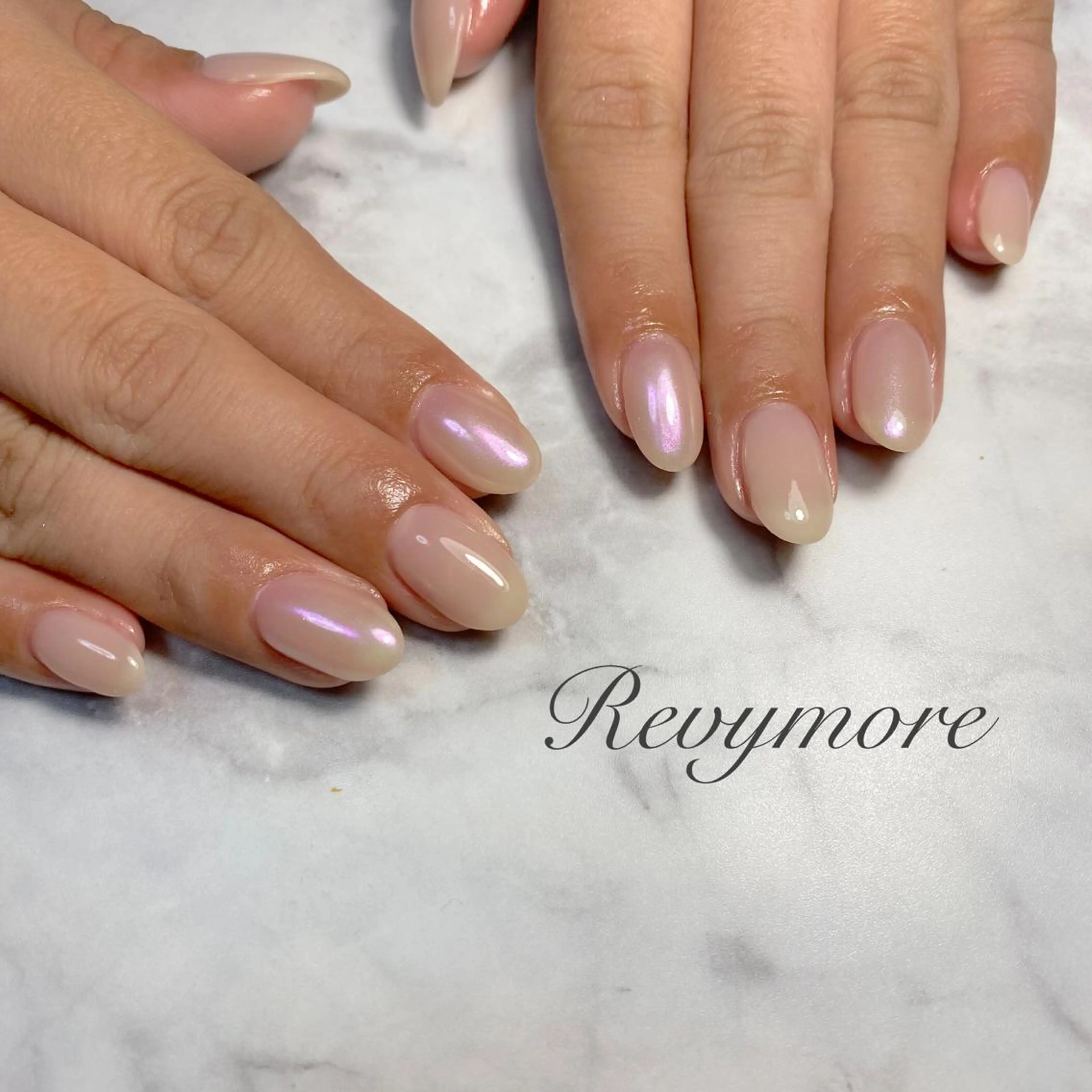 ミディアム ネイル 韓国風ヘア オーロラネイル ジェルネイル キラキラネイル 韓国ネイル nail salon Revymoreのネイルデザイン
