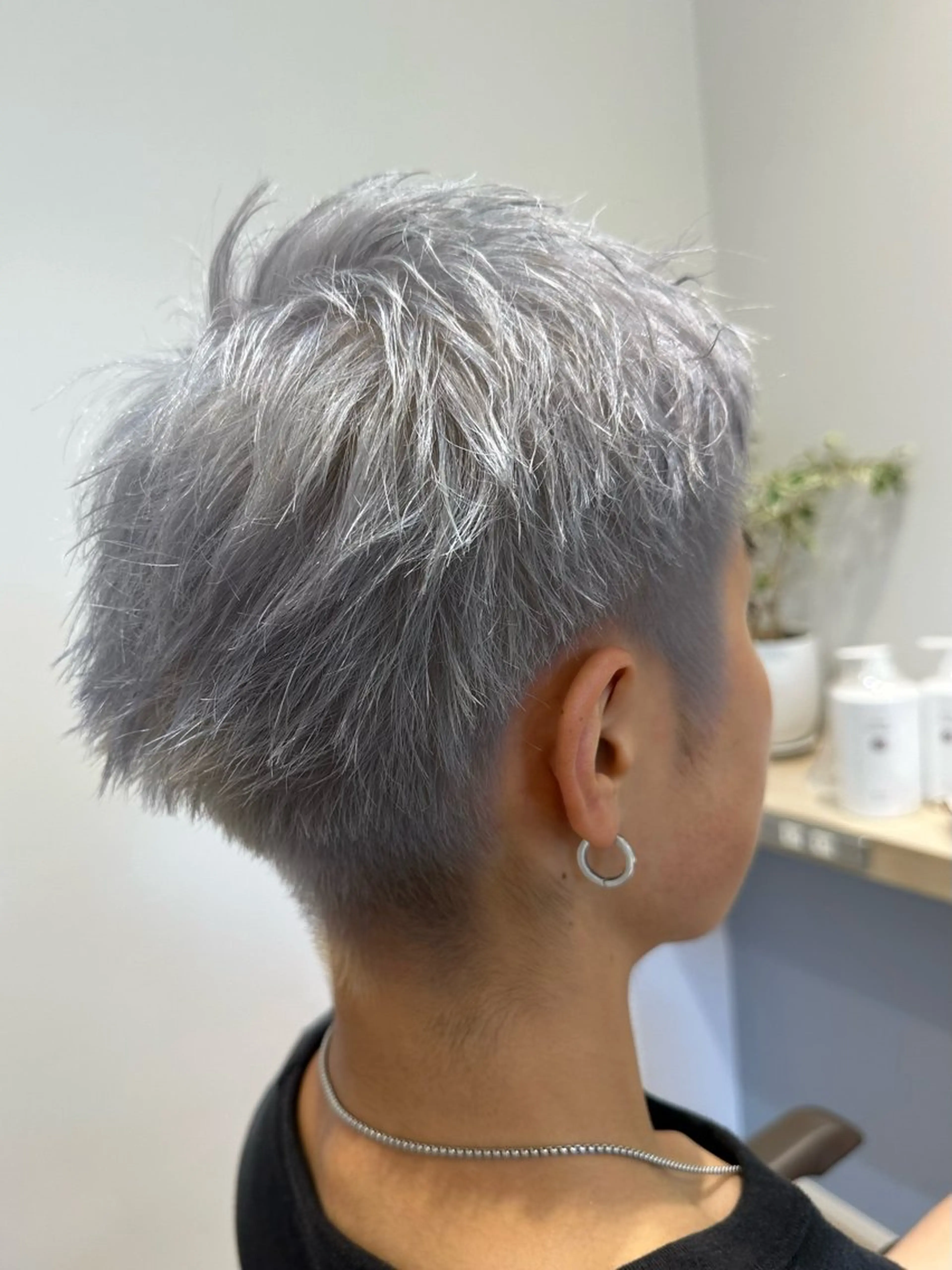 ショート カラー ブリーチ シルバー 鎌田 一徳のヘアスタイル