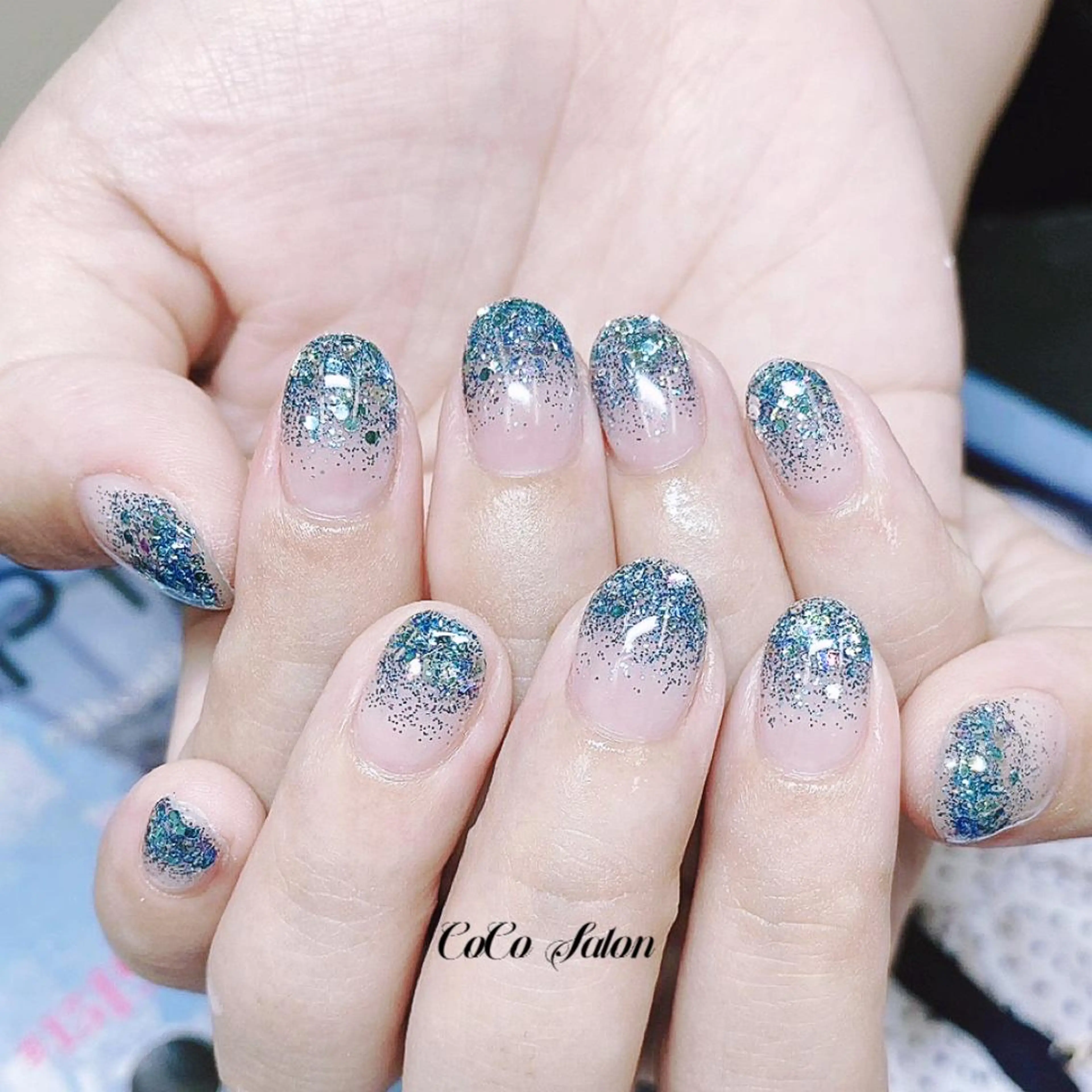 ネイル ブルー 長さ出し ジェルネイル グラデーション キラキラネイル CoCoSalon ネイル/まつ毛予約のネイルデザイン