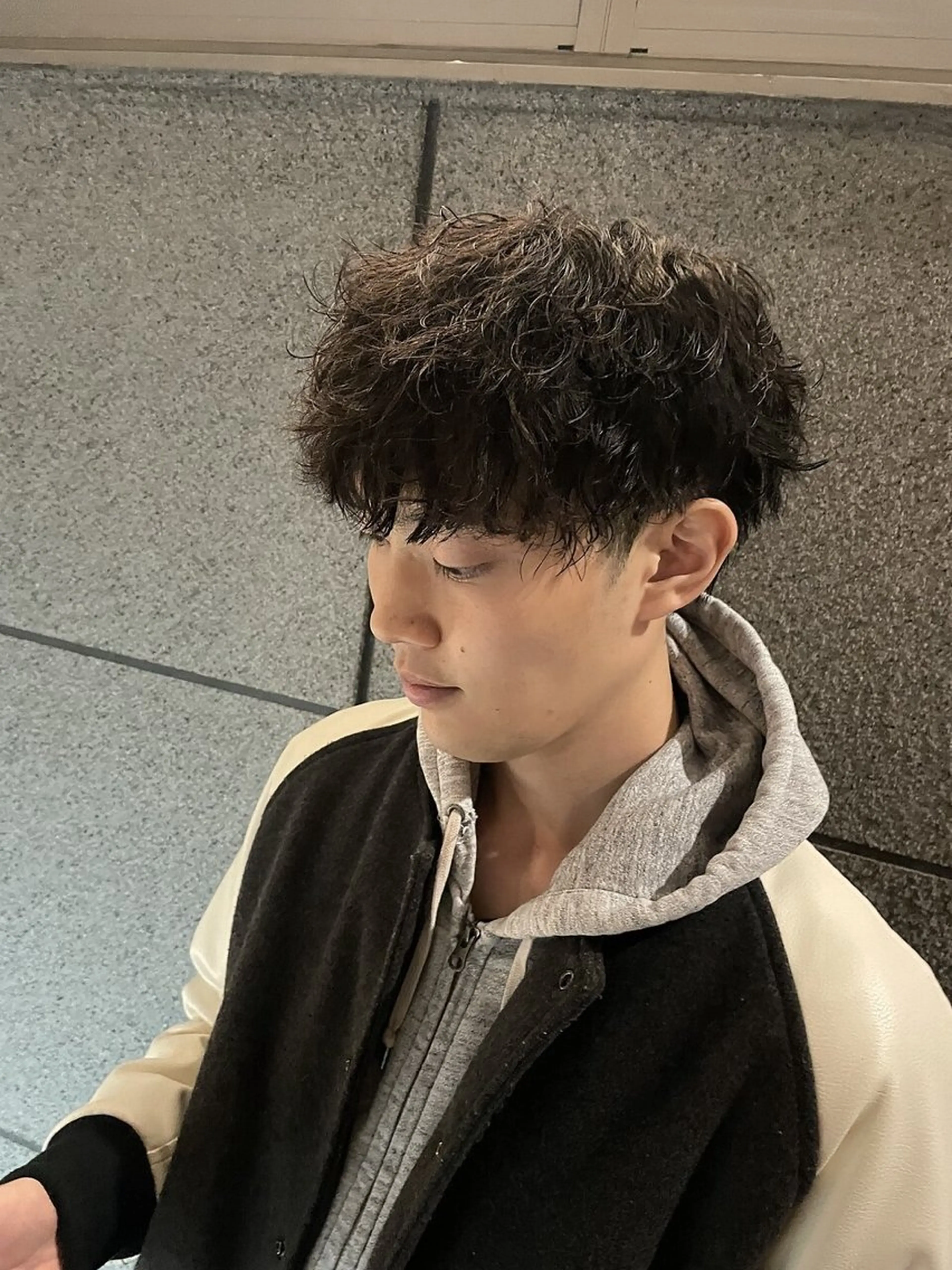 メンズ センターパート ダウンパーマ フェードカット フェザーパーマ カルマパーマ カット パーマ MEN’SsalonHYPE所属・布施メンズ特化美容師 秋山　涼のヘアスタイル