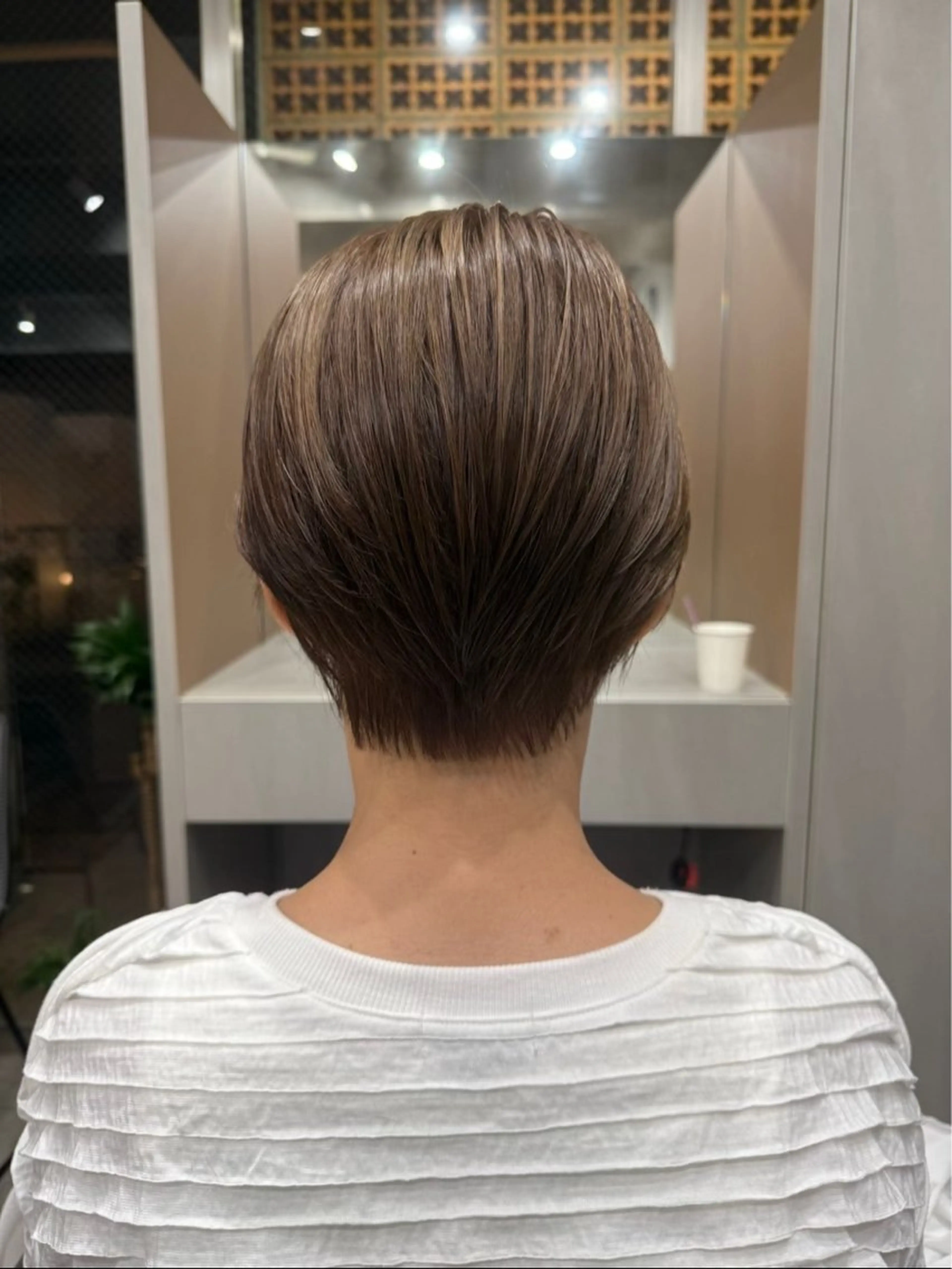 ショート カラー 曲がる縮毛矯正 センターパートのヘアスタイル