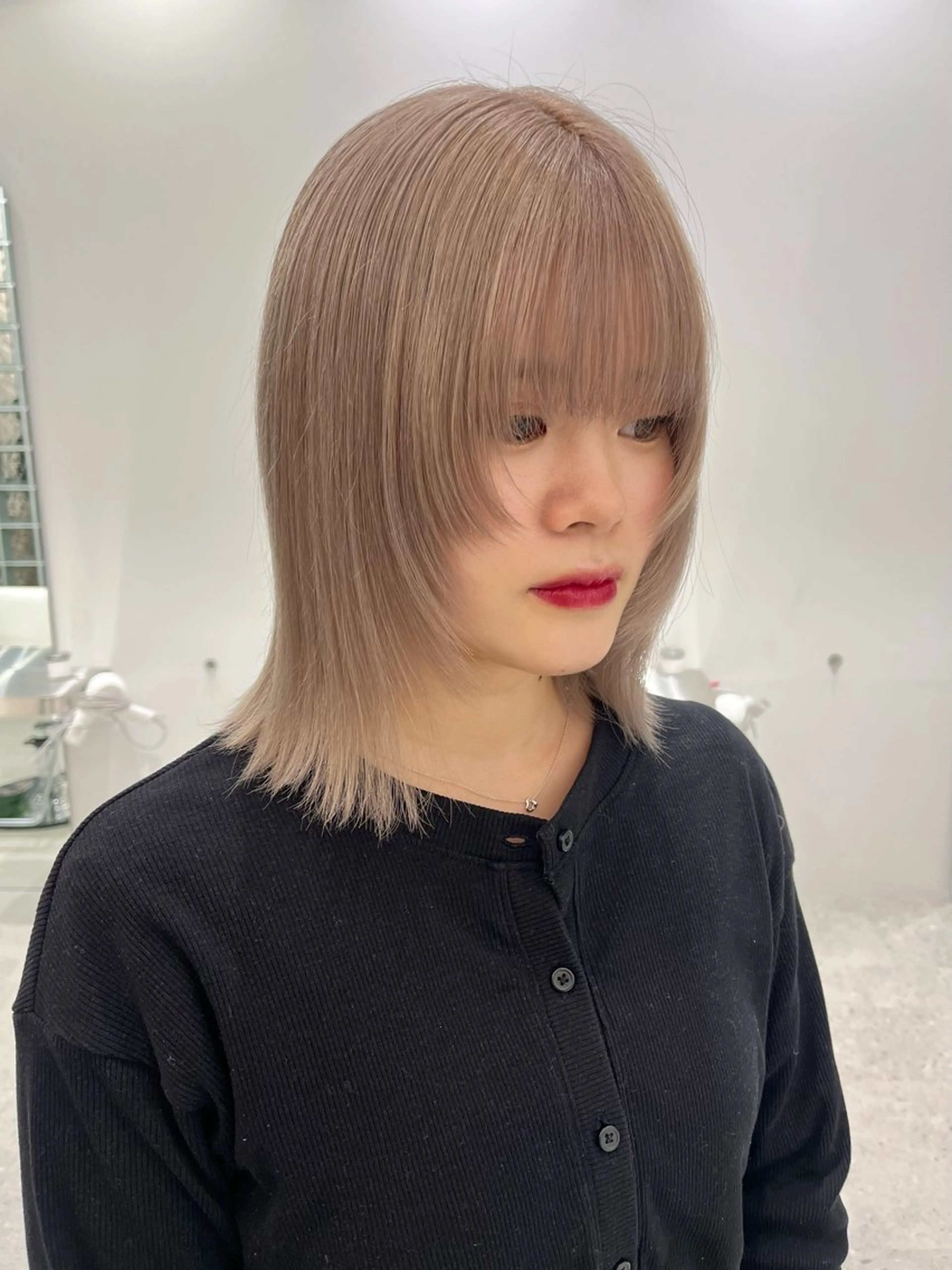 ミディアム カラー ベージュカラー ホワイトベージュ iLi 《イリ》のヘアスタイル