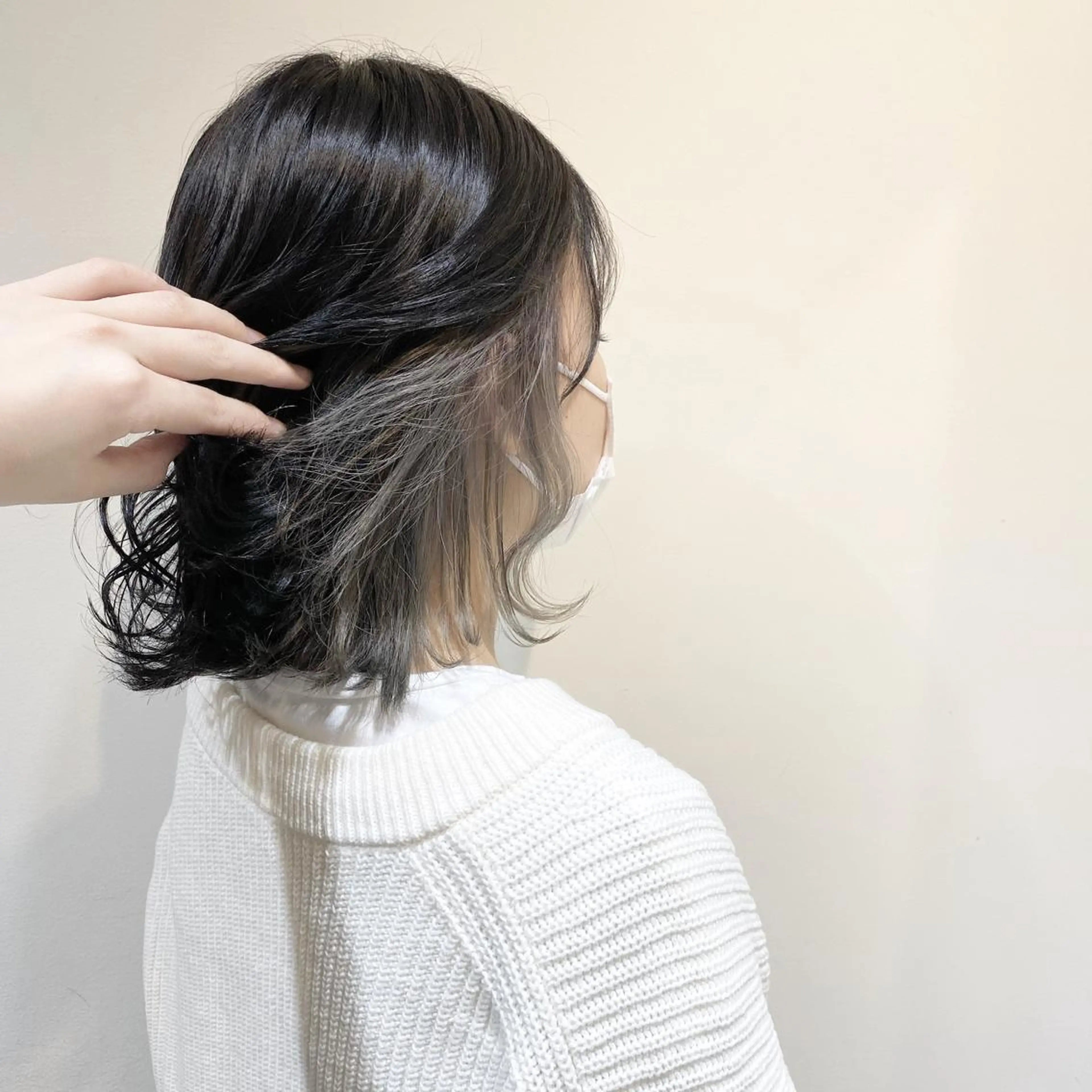 ミディアム カラー ヘアアレンジ インナーカラー シルバー 伊藤 玲衣のヘアスタイル