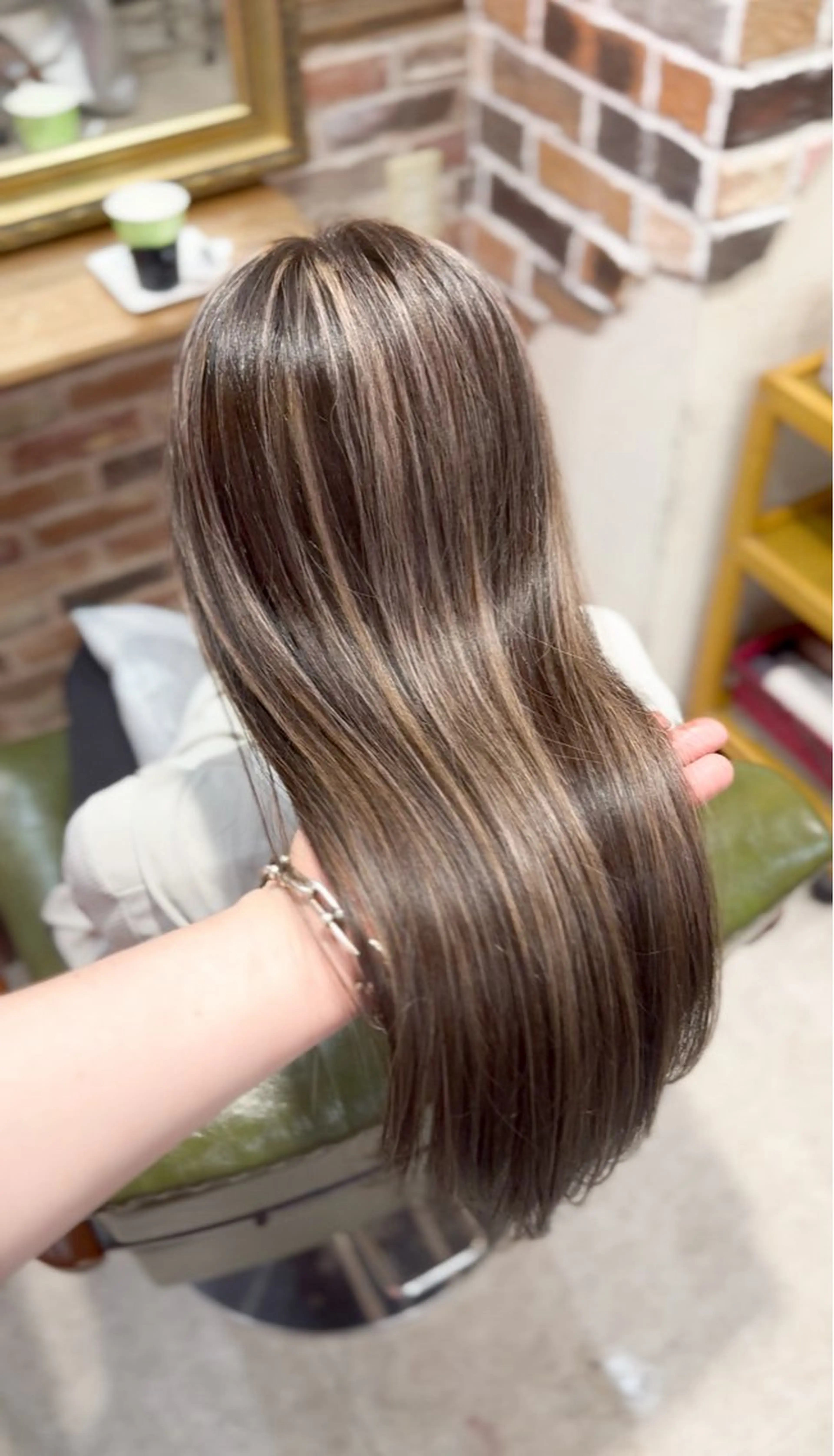 ロング ハイライト カット ヘアカラー 飯星慧斗 /ブリーチ、縮毛矯正のヘアスタイル