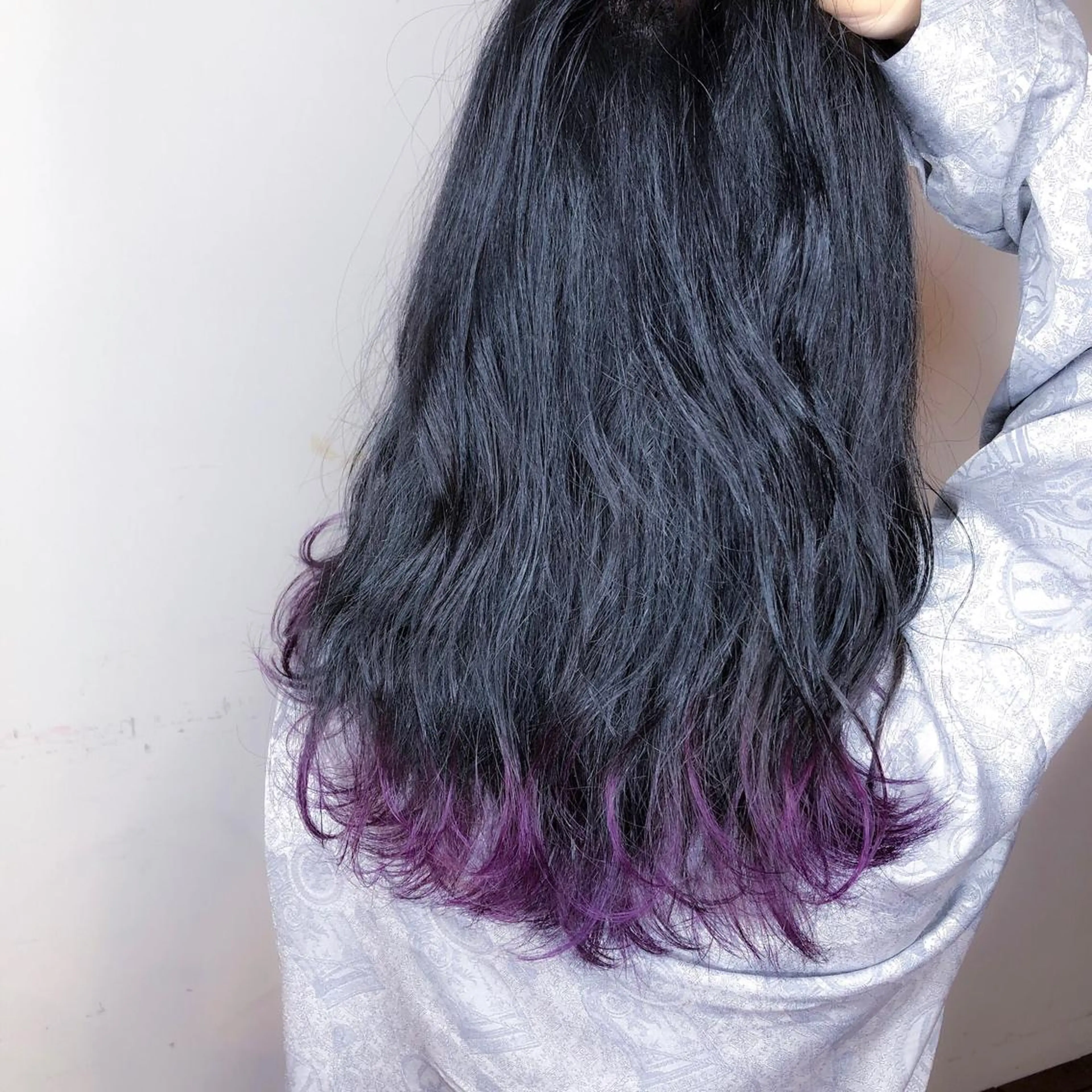 セミロング カラー ブリーチ パープルカラー 髪質改善、エクステ 山口卓哉のヘアスタイル