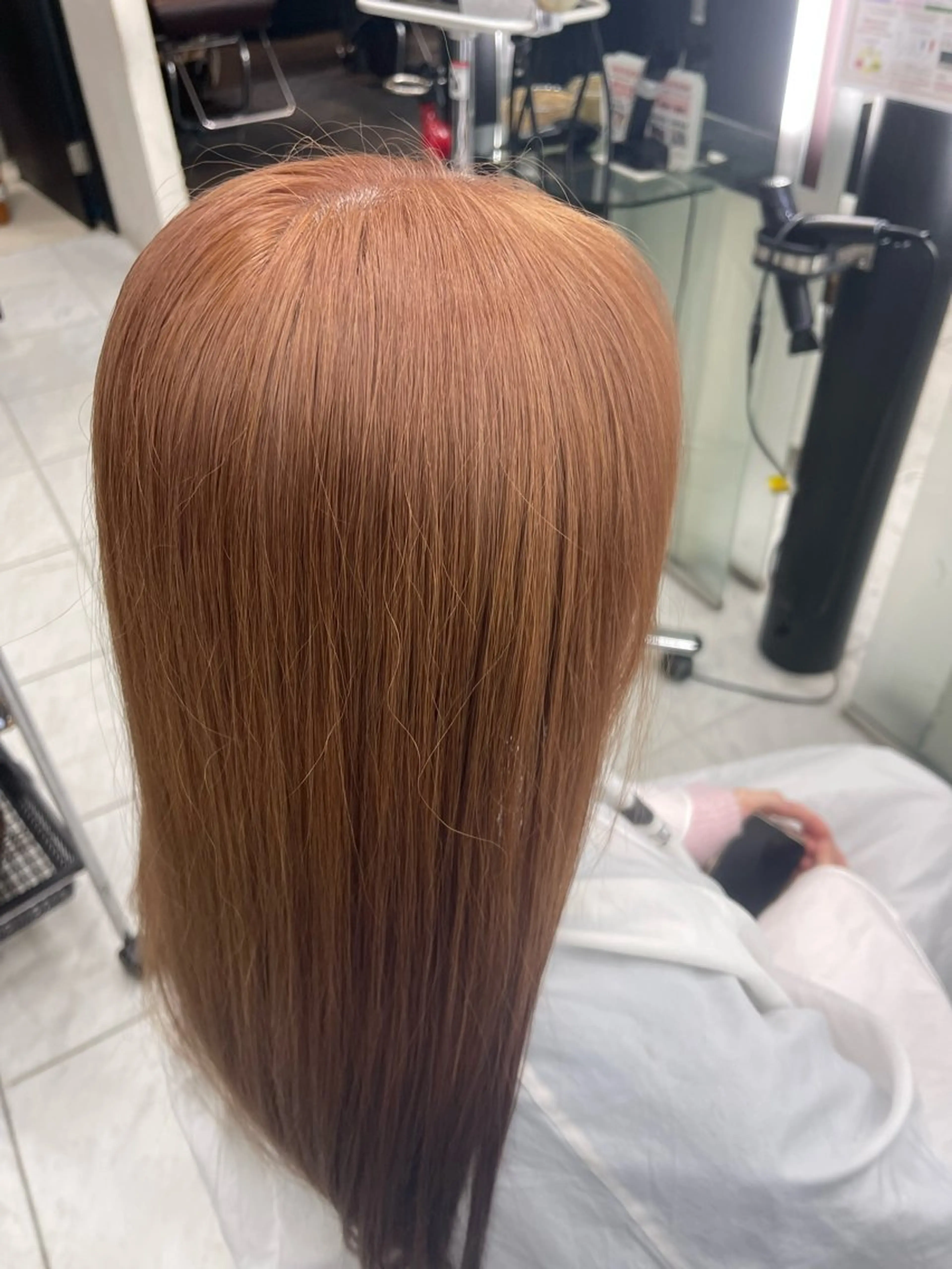 ブリーチ+アディクシーカラー(ケアブリーチで痛みを最大限に抑え理想のお色に仕上げます。)の写真