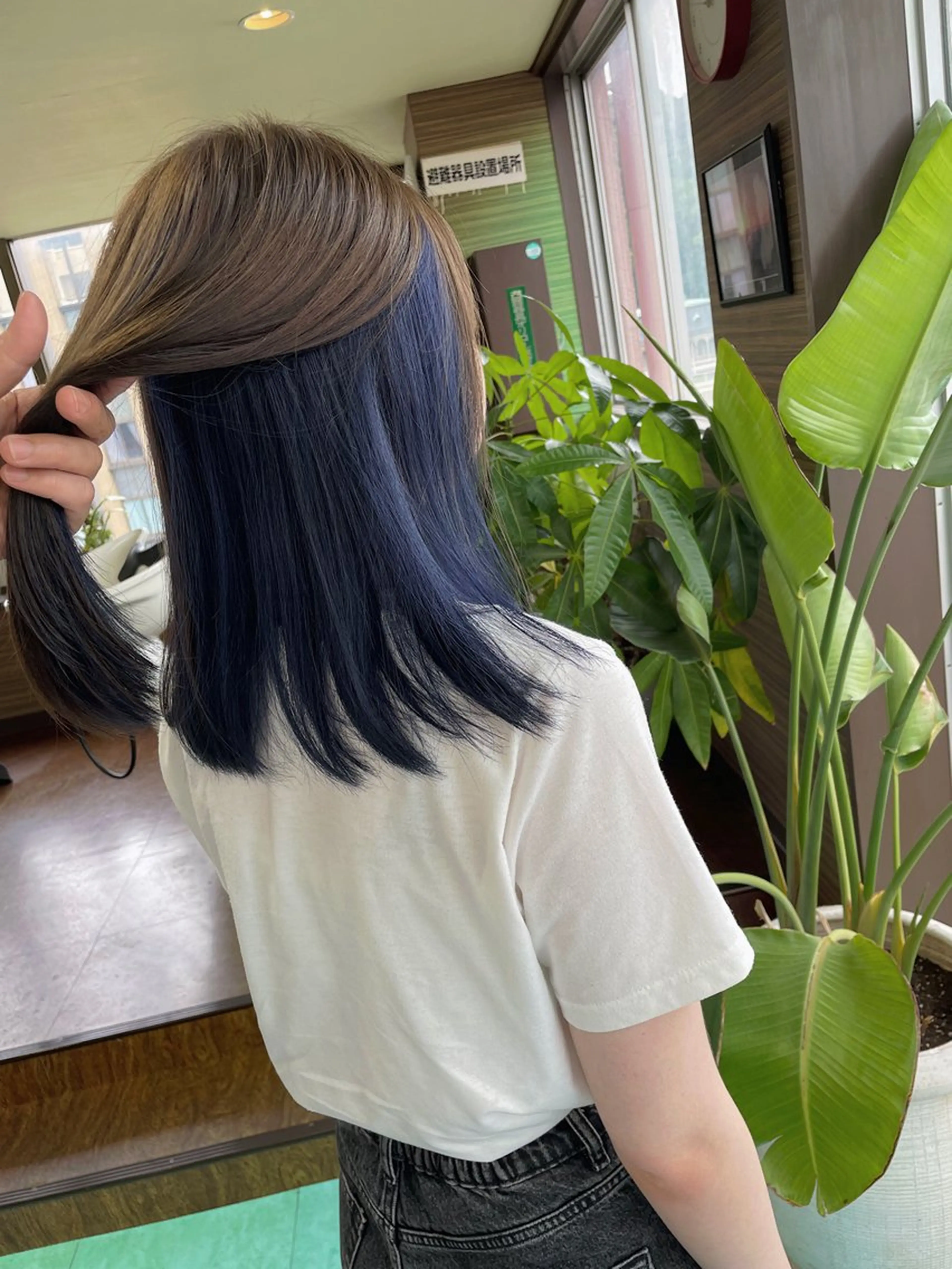 ミディアム カラー アッシュ ブリーチ ブルーカラー シルバー シルバーアッシュ ヘアカラー 土居 正季のヘアスタイル