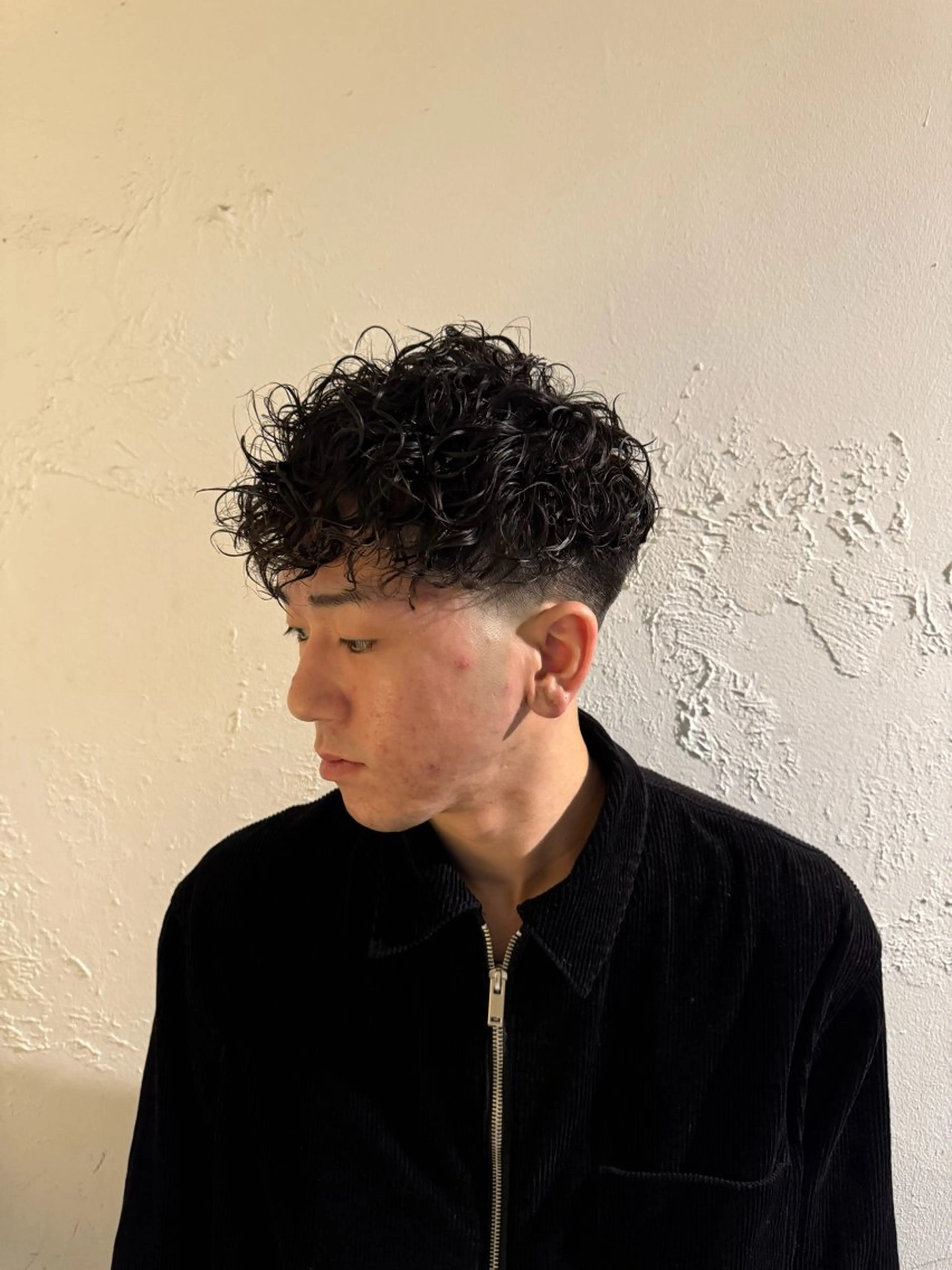 ショート パーマ メンズ センターパート ダウンパーマ フェードカット メンズハイライト メンズパーマ カット パーマ トリートメント 💈メンズ特化💈 TASUKUのヘアスタイル