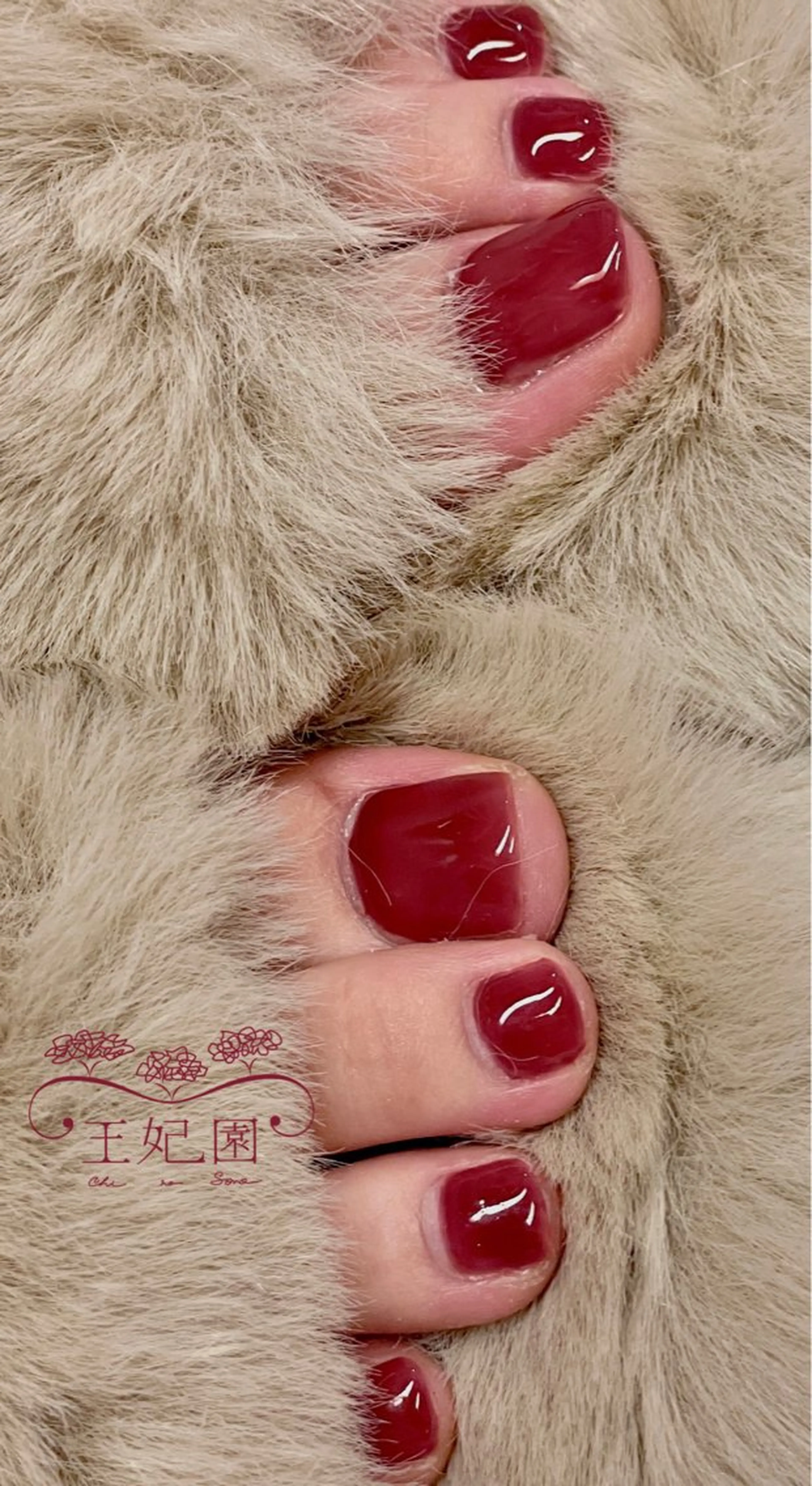 ネイル フットネイル ワンカラーネイル 赤色 nail salon王妃の園所属・王妃の園 ohinosonoのネイルデザイン