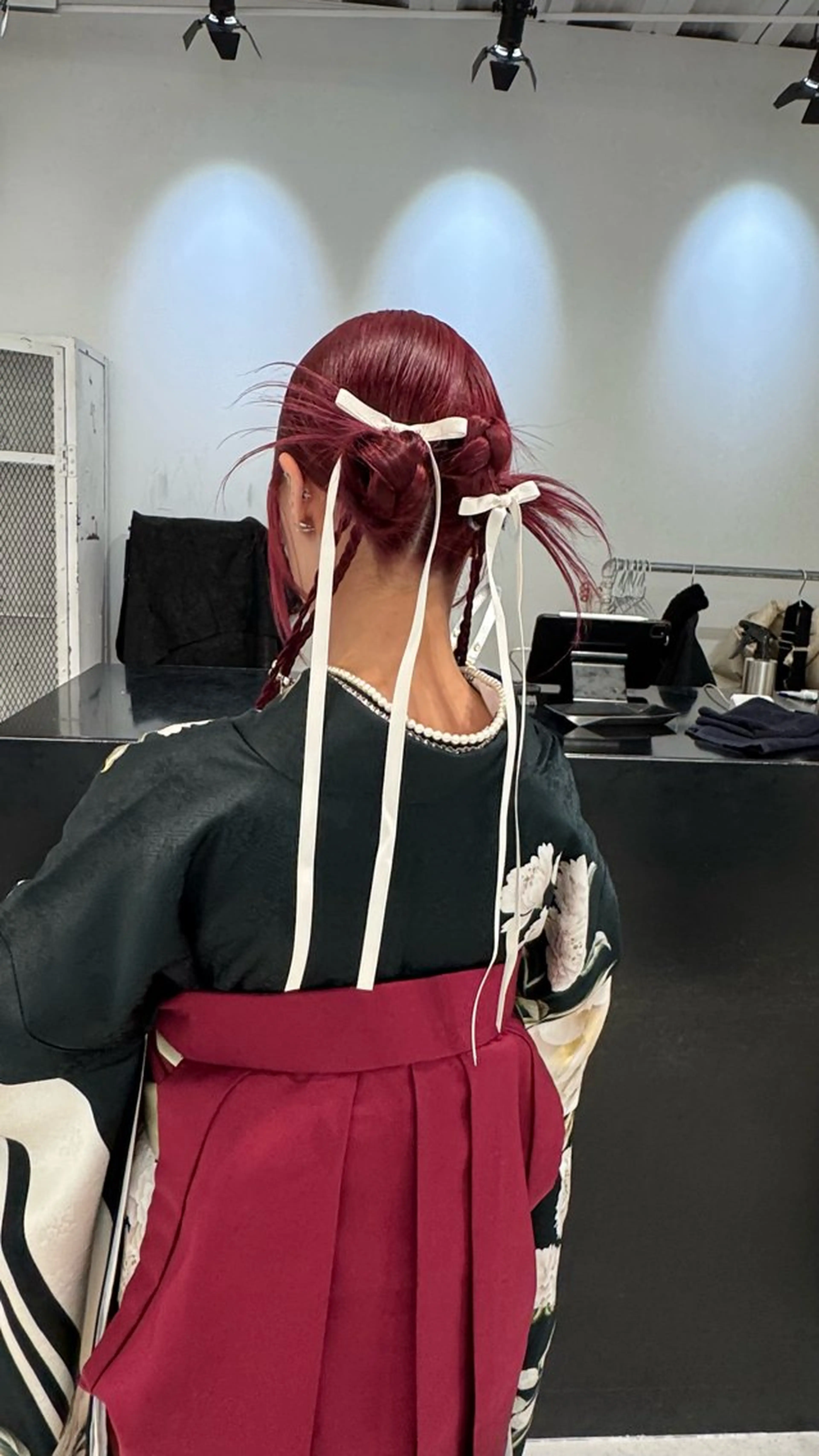 ロング カラー ヘアアレンジ 卒業式のヘアスタイル ヘアセット 艶ハイトーン/ヘア アレンジAYAKAのヘアスタイル