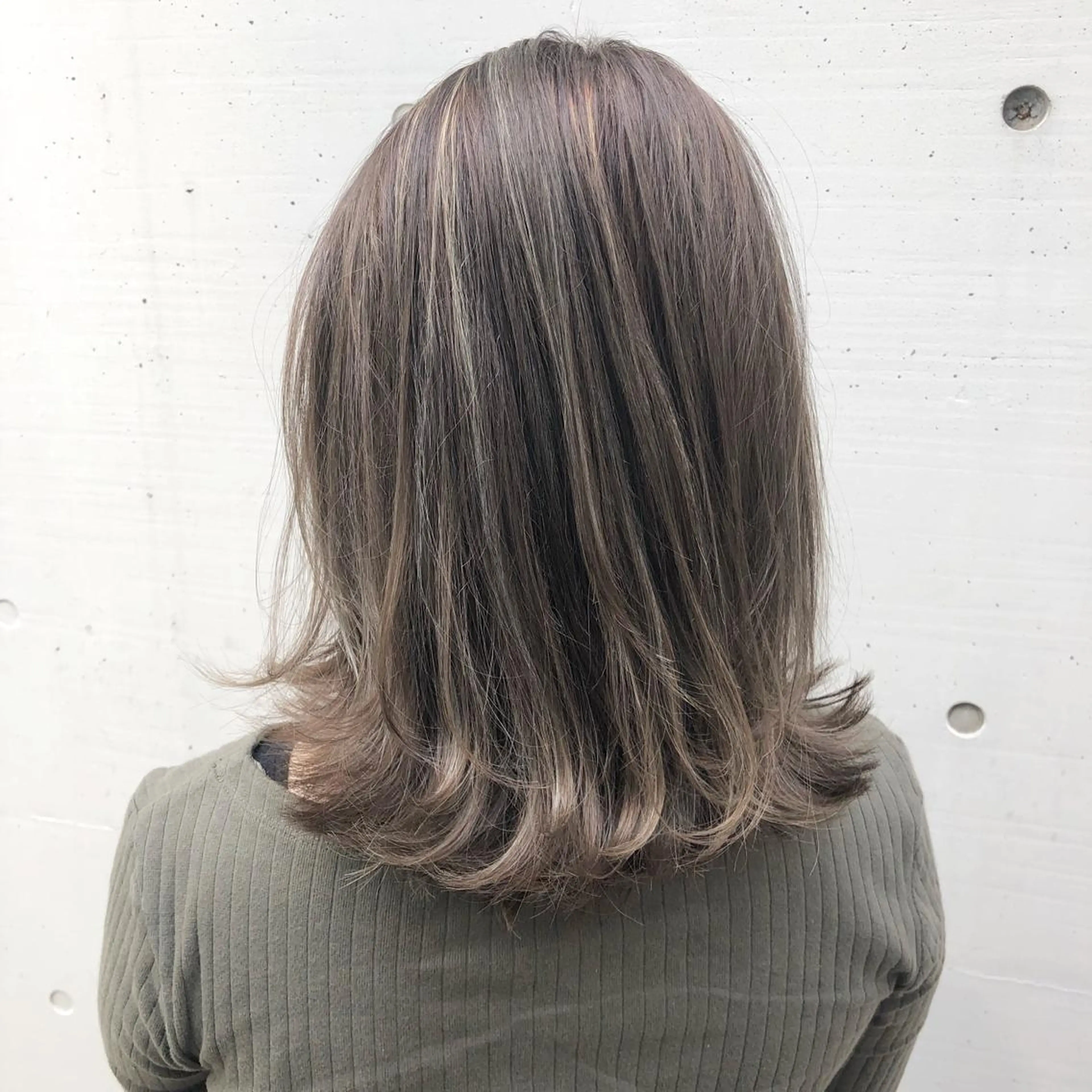 ミディアム カラー グレージュ ハイライトカラー ハイライト トップスタイリスト 小澤純一のヘアスタイル