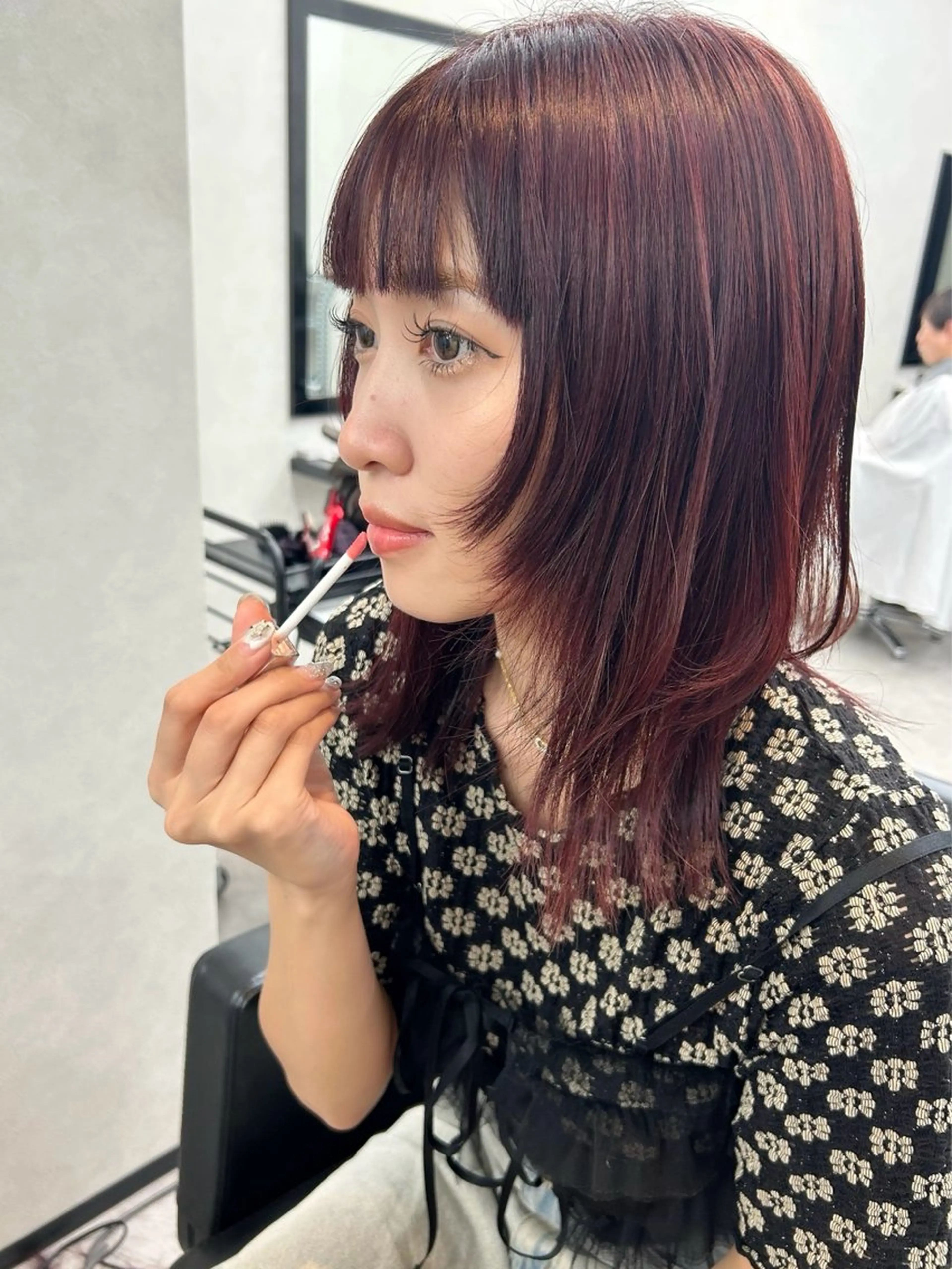セミロング カラー レッドカラー バイオレットカラー 顔まわりレイヤー レイヤーカット カット ヘアカラー ナカジマ ナナのヘアスタイル