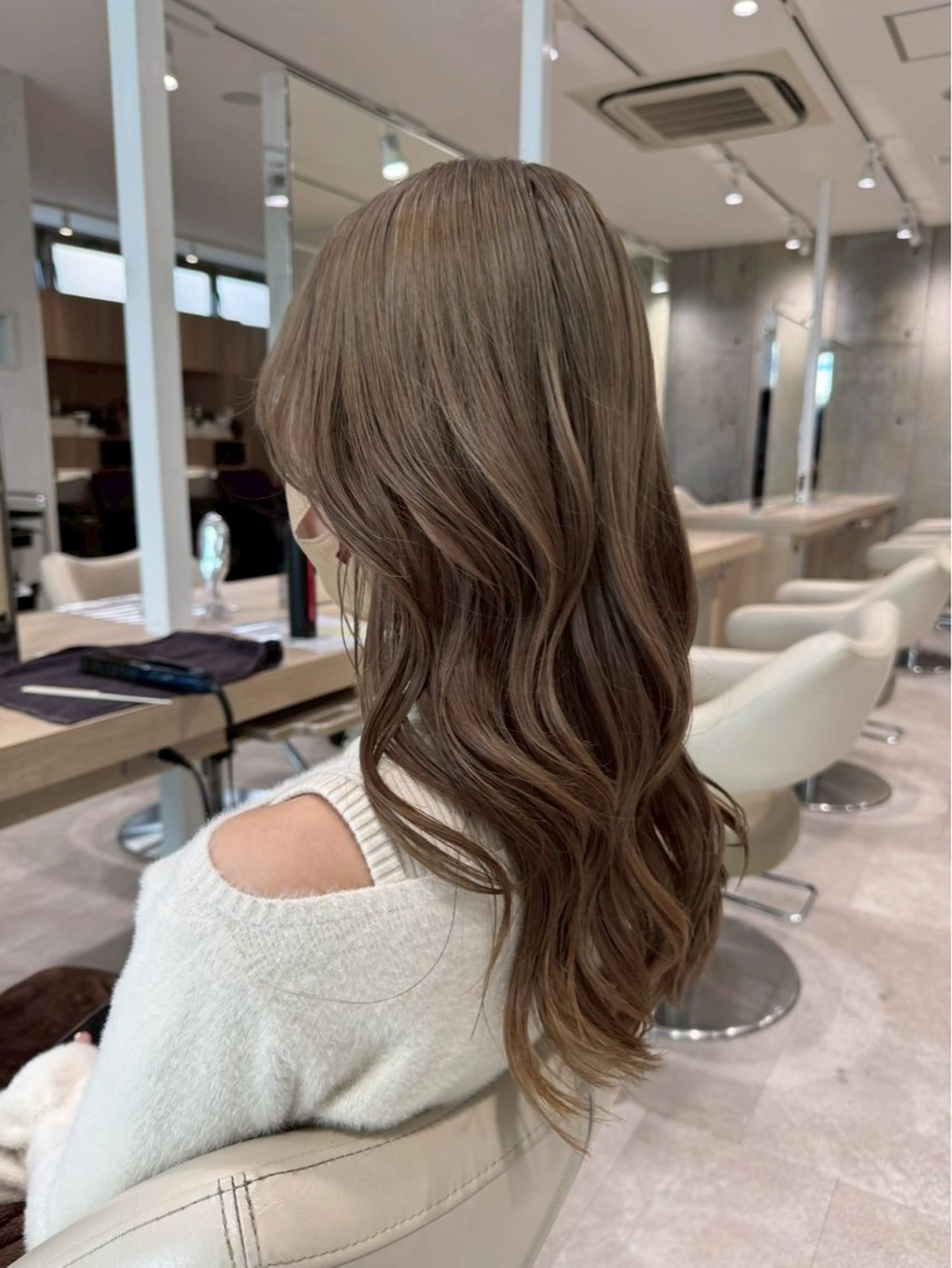 セミロング カラー ヘアアレンジ 萩野 秋華のヘアスタイル