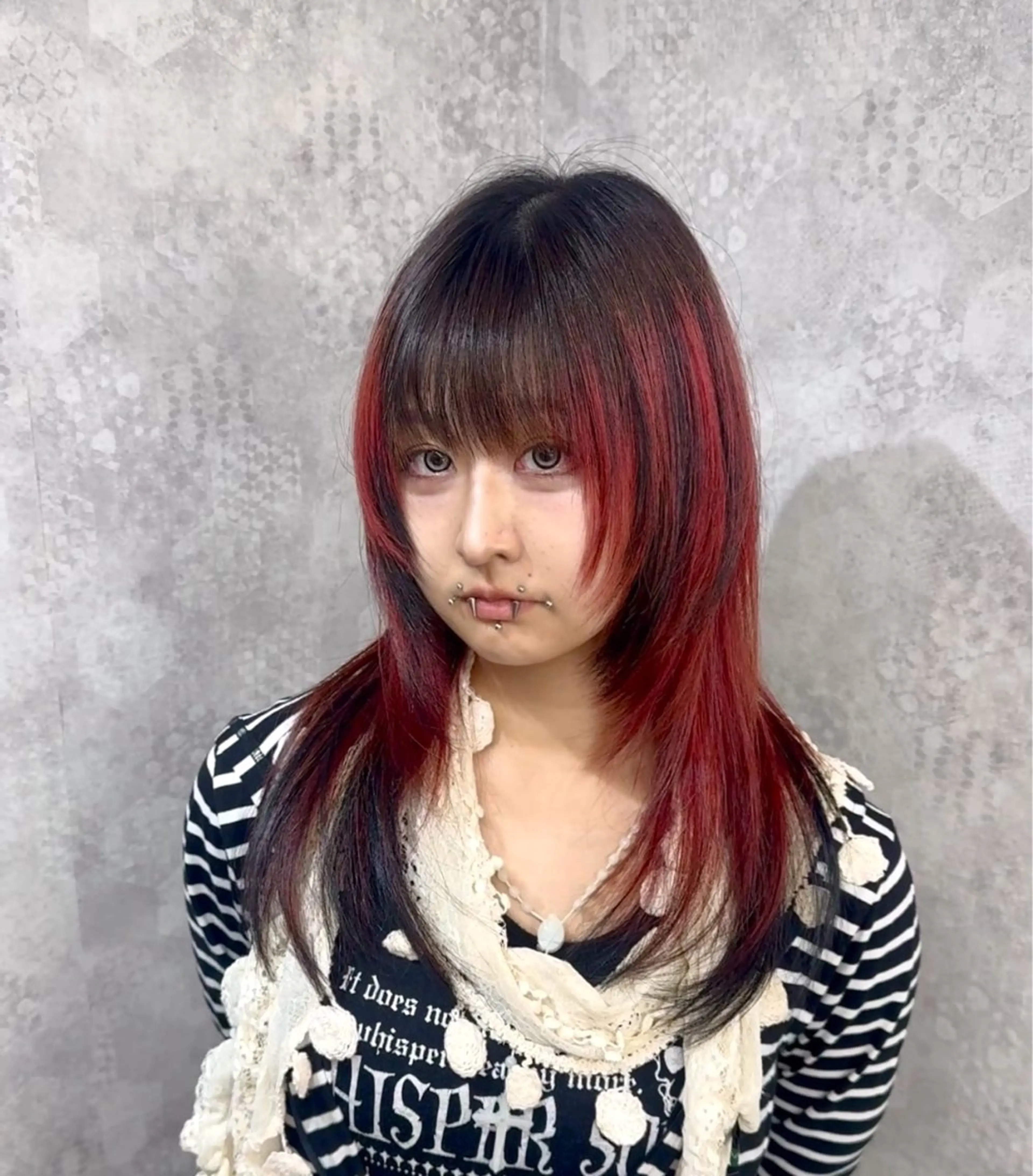 ロング カラー 黒髪 レッドカラー 佐々木 哲太のヘアスタイル