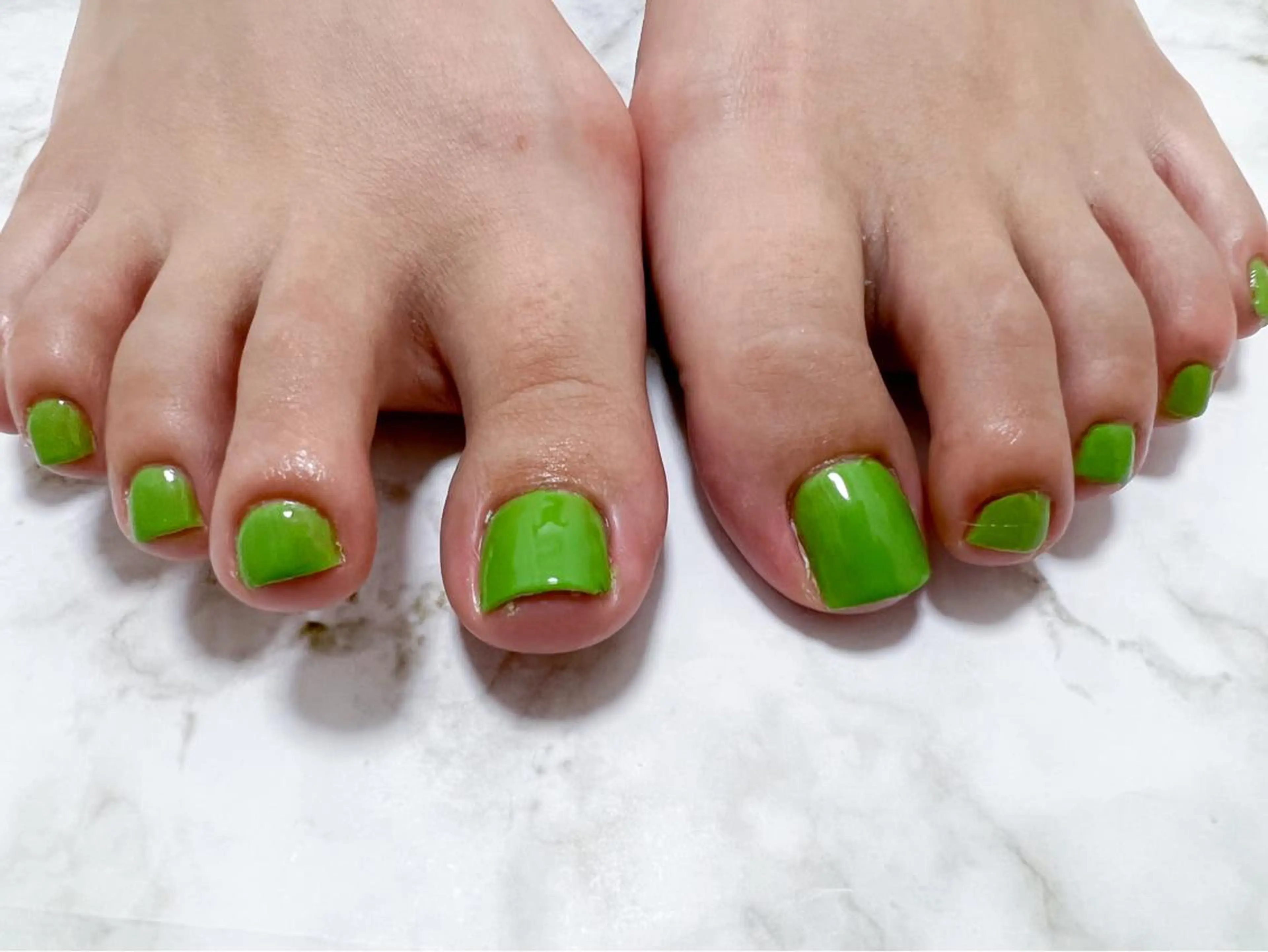 ネイル ワンカラーネイル フットネイル mogunail &blowのネイルデザイン