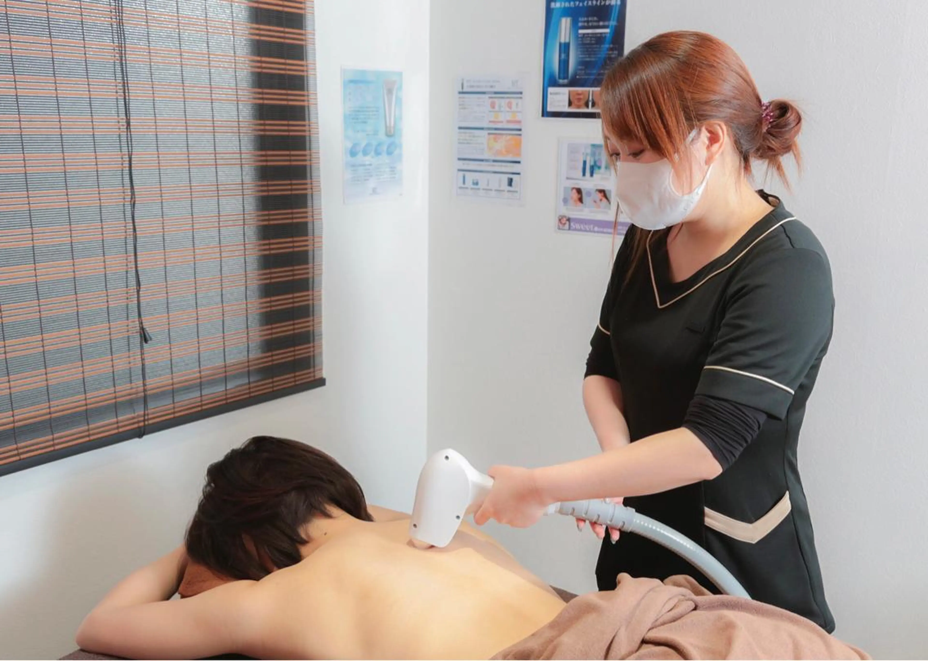 【レディース◆最先端LED脱毛】脇下、膝下、襟足、背中上、背中下の写真