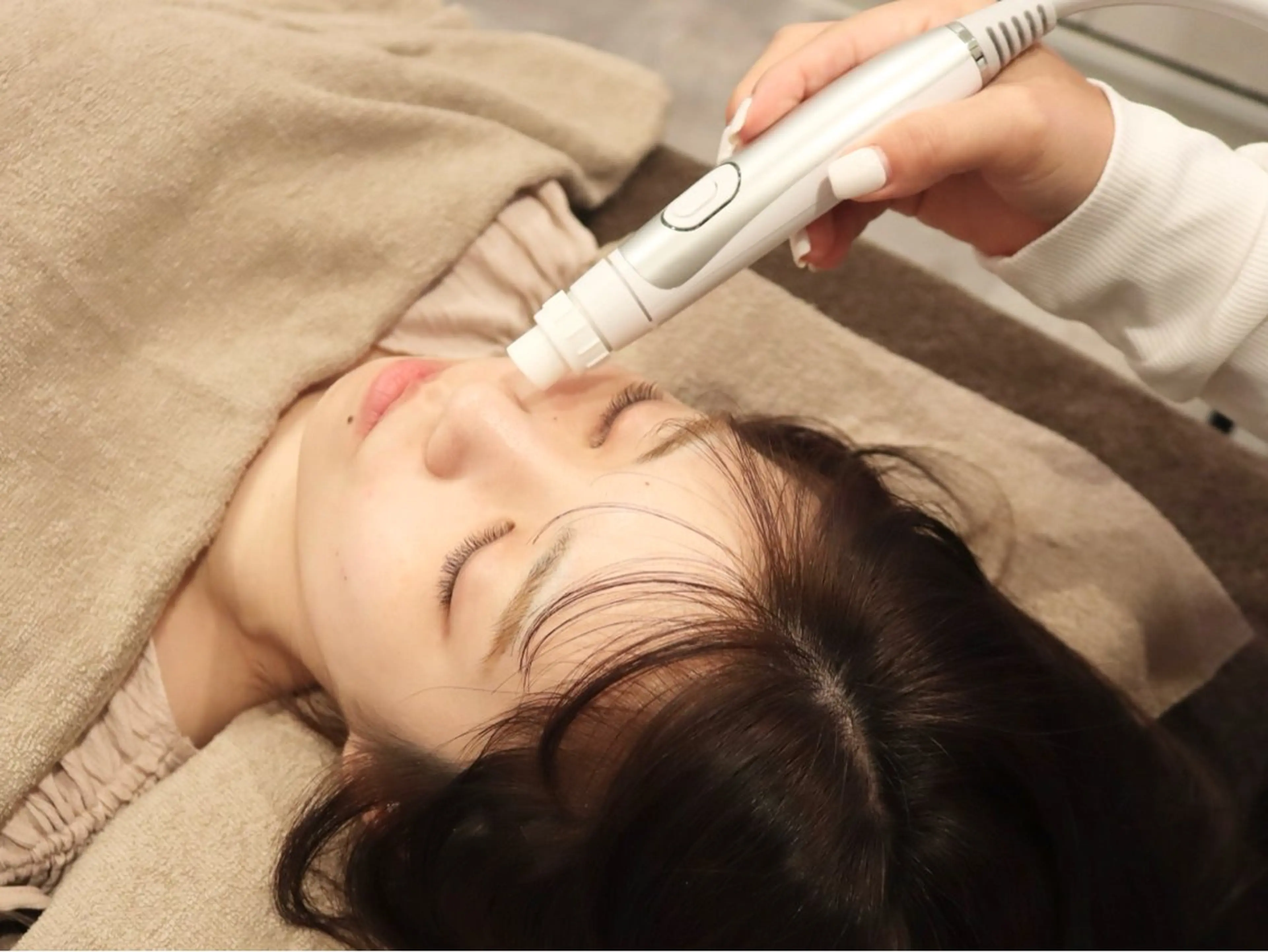 ☆【小鼻の黒ずみ除去】小顔矯正+3stepハイドラ毛穴洗浄+プラズマの写真