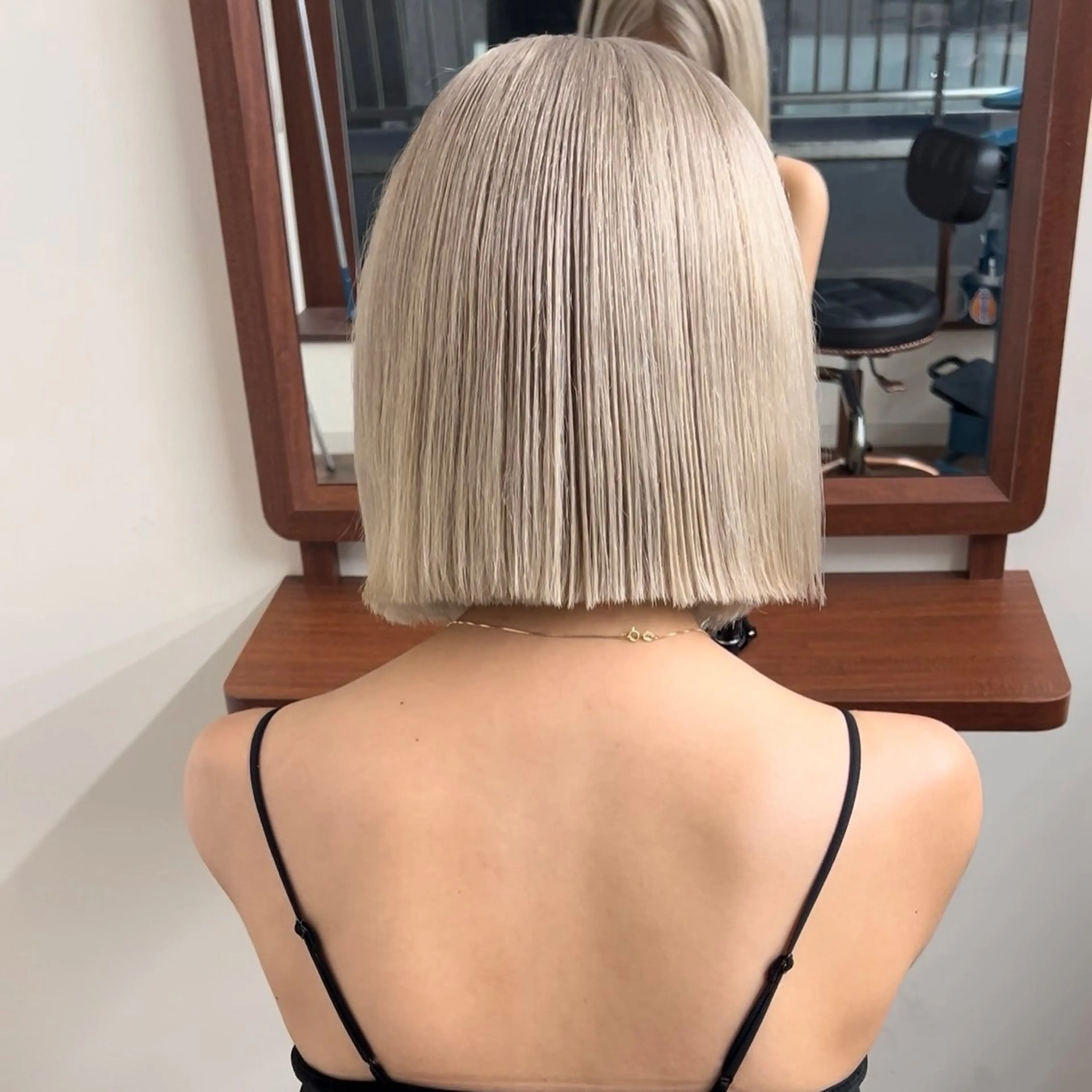 ミディアム カラー ブリーチ ブロンド ケアブリーチ 透明感カラー ダブルカラー レイヤー専門家 ダブルカラー修のヘアスタイル