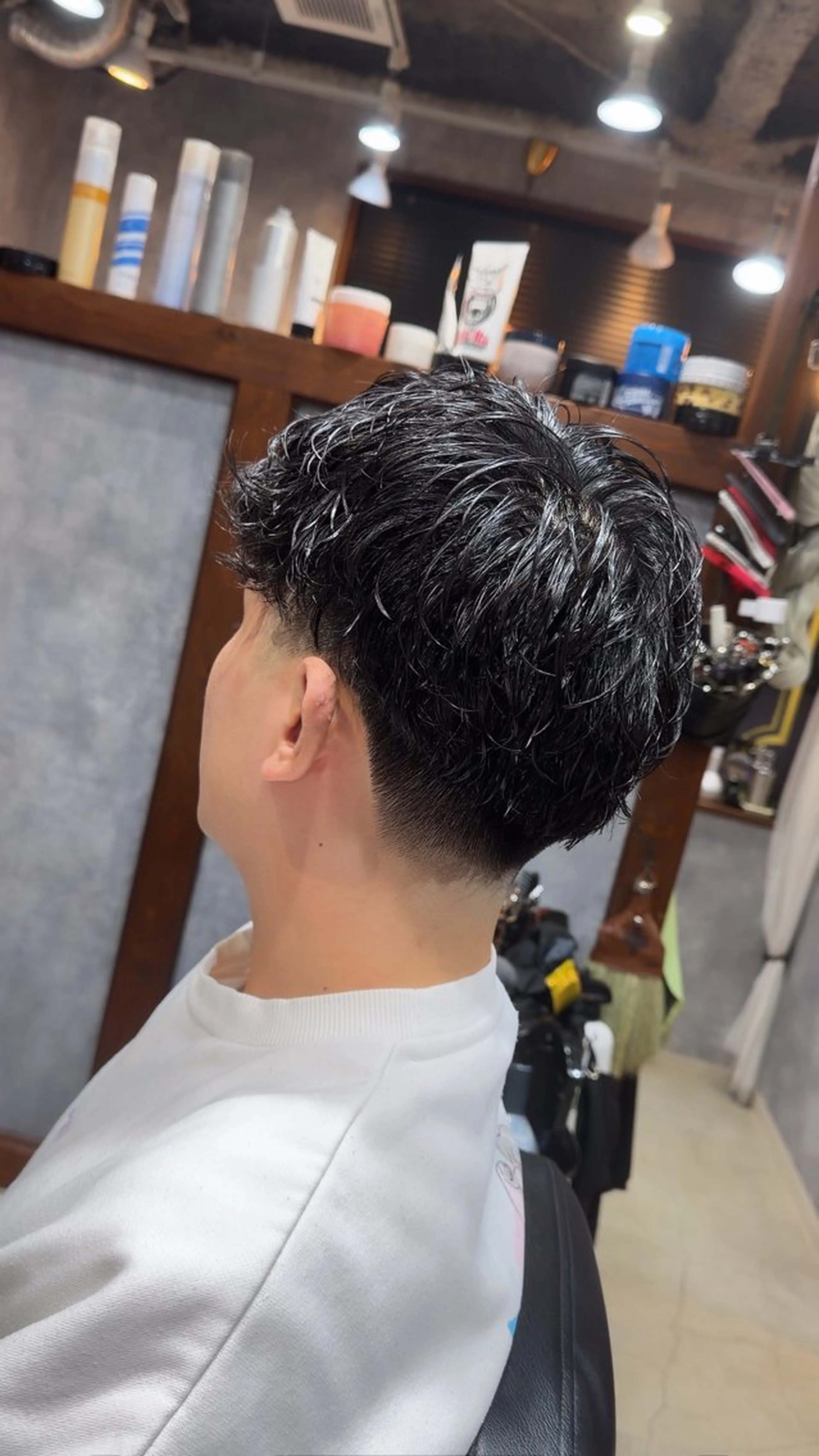 シャドウパーマ（前髪おろし、ツーブロック刈り上げ、襟足はありでも可）の写真