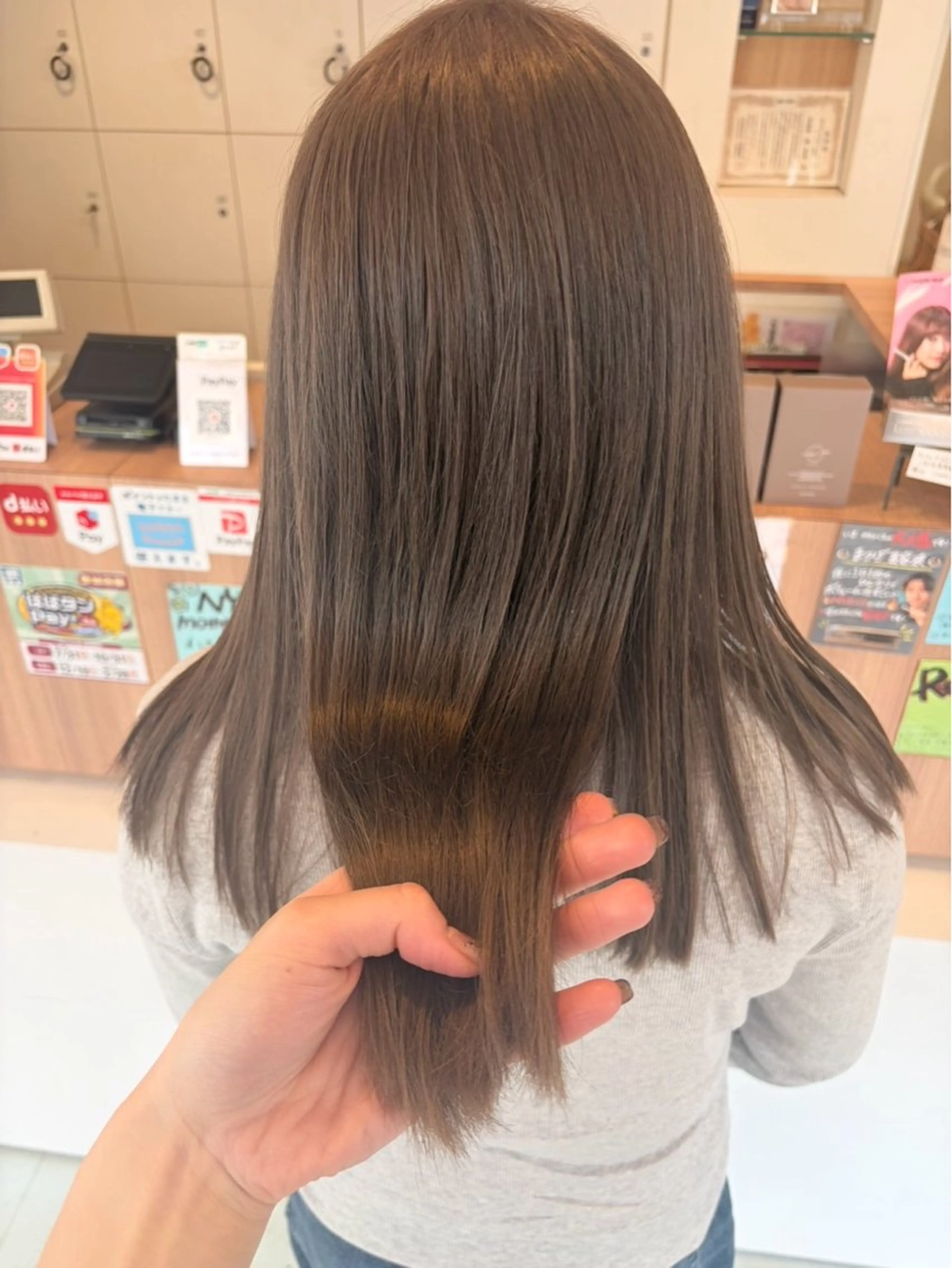 ロング 岡 愛梨のヘアスタイル