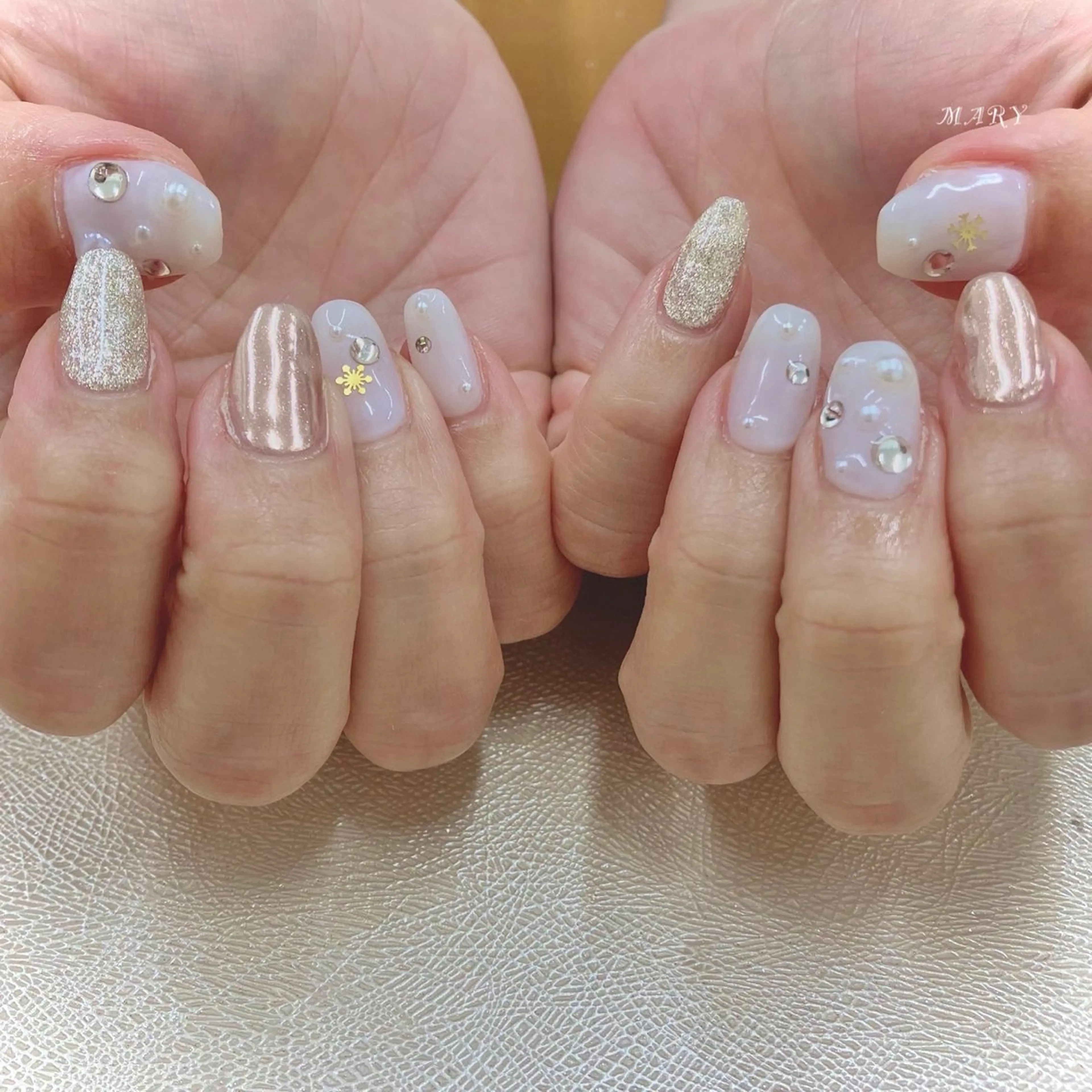 ネイル キラキラネイル ミラーネイル ニュアンスネイル ホワイト 冬ネイル ハンドネイル Mary nail .narumiのネイルデザイン