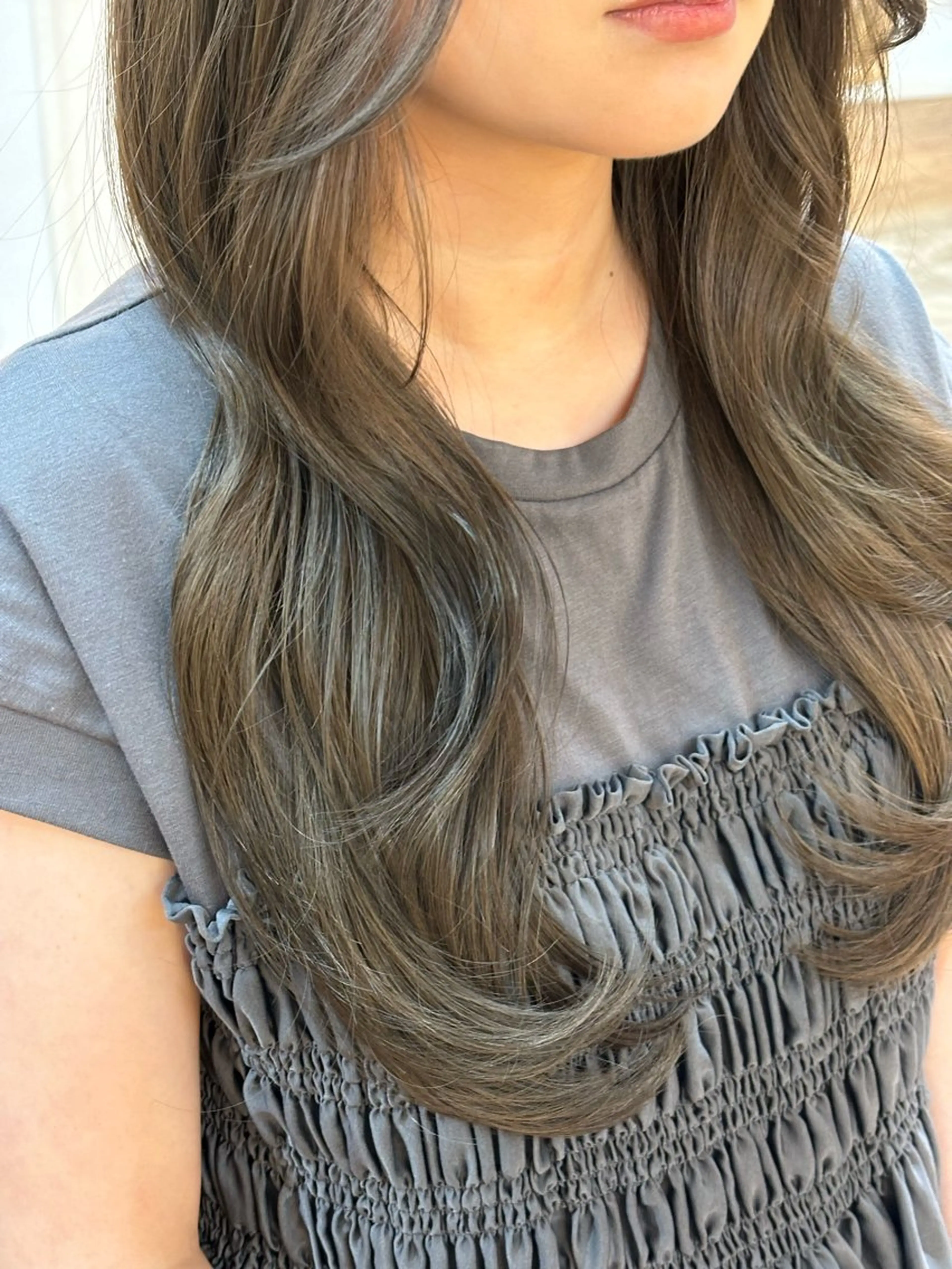 ロング カラー ヘアアレンジ ベージュカラー ブリーチ ブリーチなしカラー オリーブベージュ カット ヘアカラー トリートメント 韓国ヘア sasugaのヘアスタイル