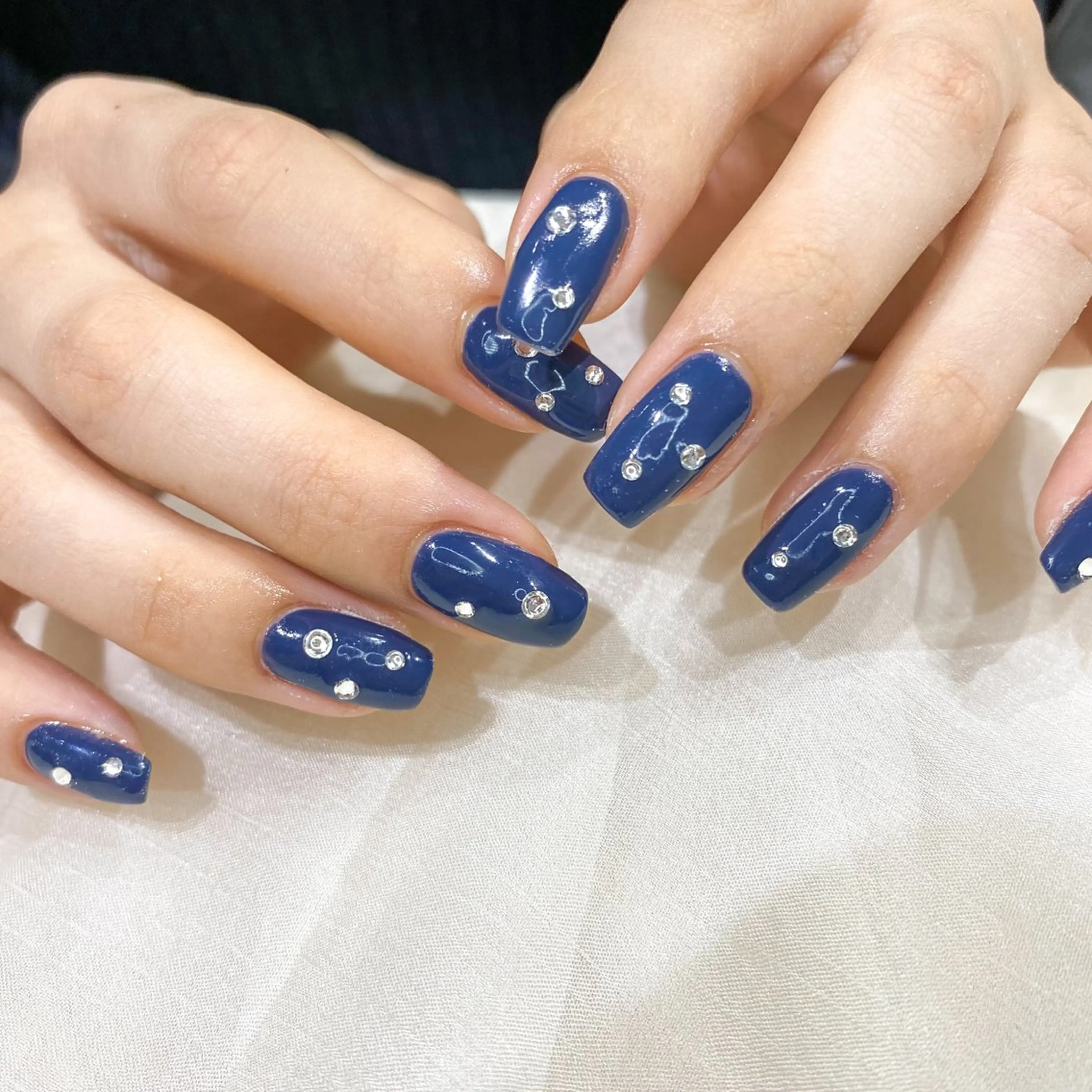 ネイル キラキラネイル シルバー ストーンネイル ネイル空間所属・muguet🎀 chikaのネイルデザイン