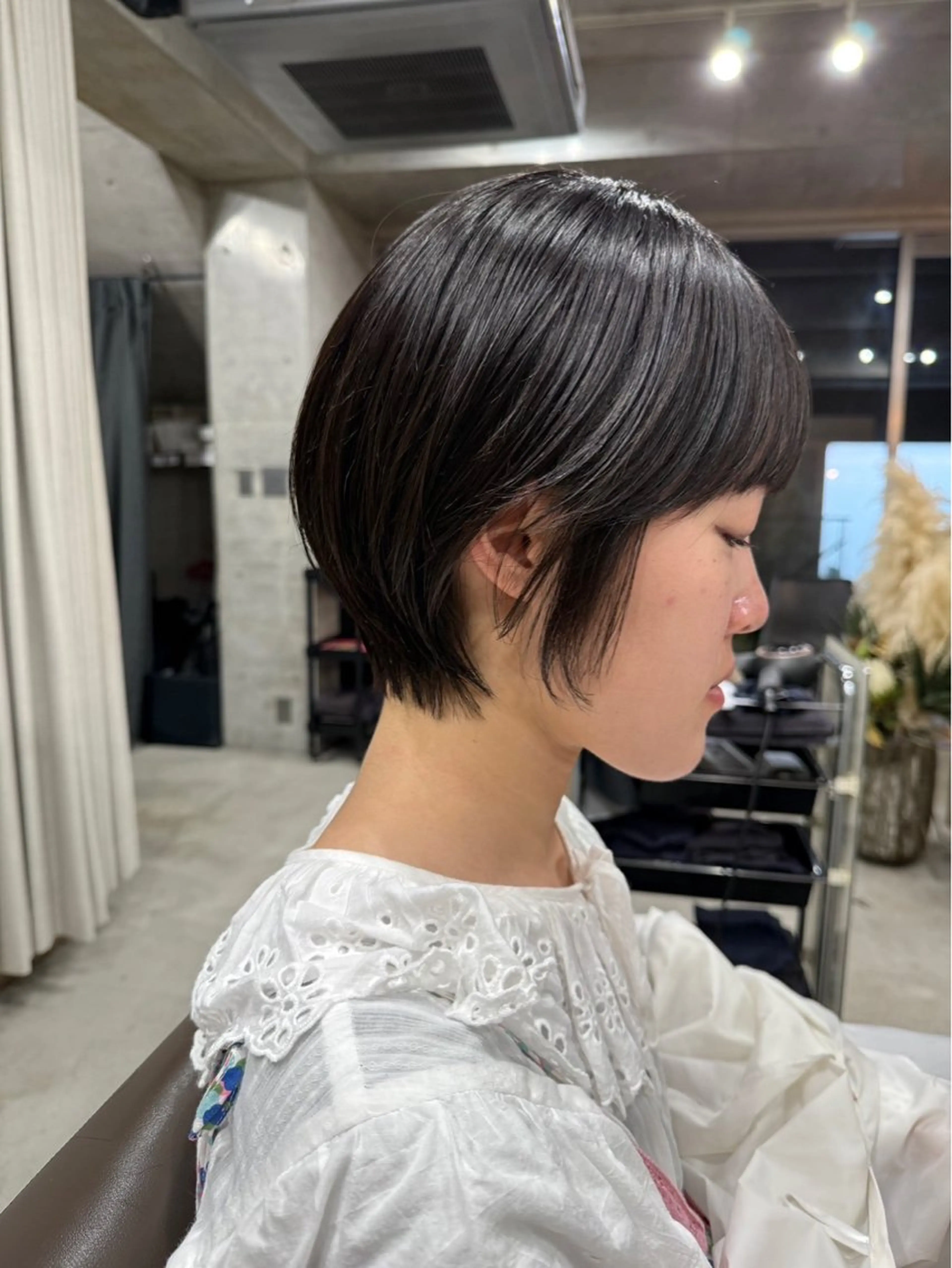 ショート カラー 曲がる縮毛矯正 センターパートのヘアスタイル