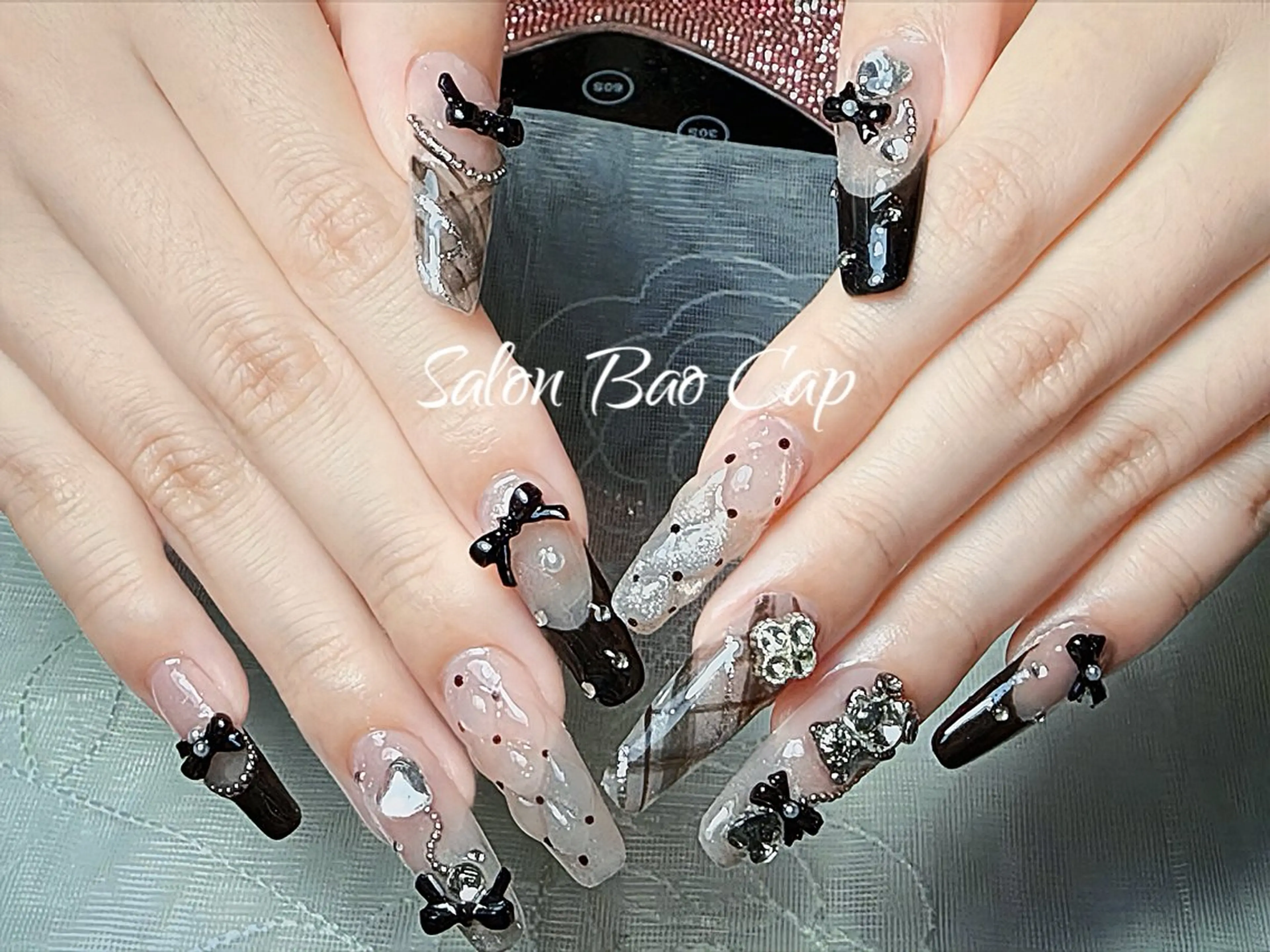 ネイル キラキラネイル リボン ストーンネイル ハンドネイル SALON BAOCAP所属・グィン ティ ナのネイルデザイン